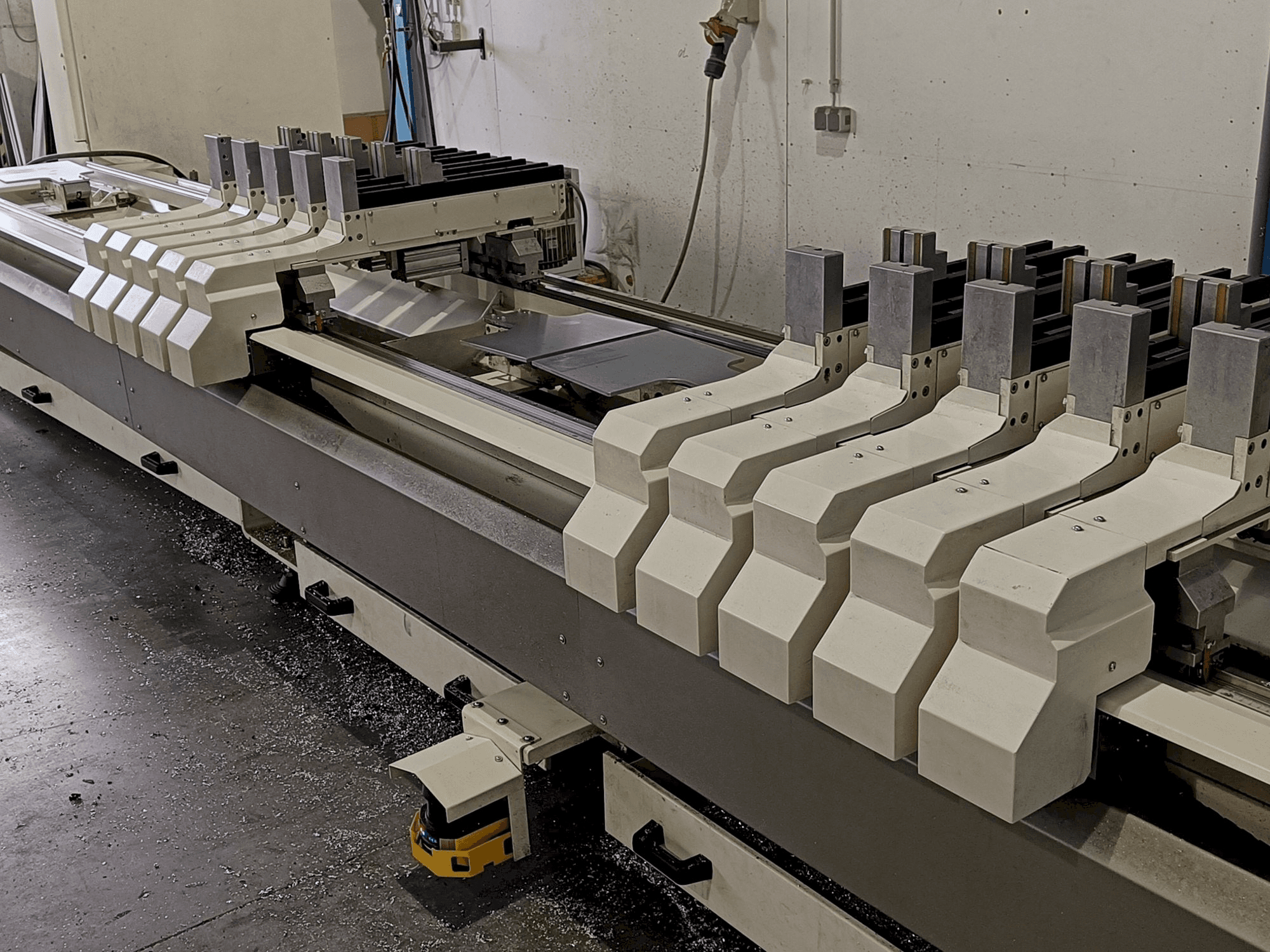 Prikaz stroja MECAL MC 304 Ariel 5 MDT sprijeda