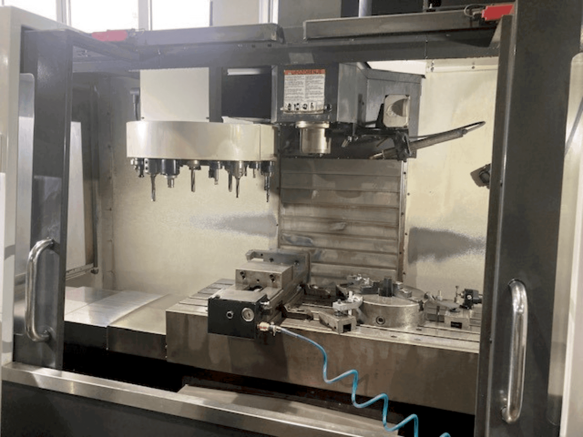 Prikaz stroja HAAS VF 3 sprijeda