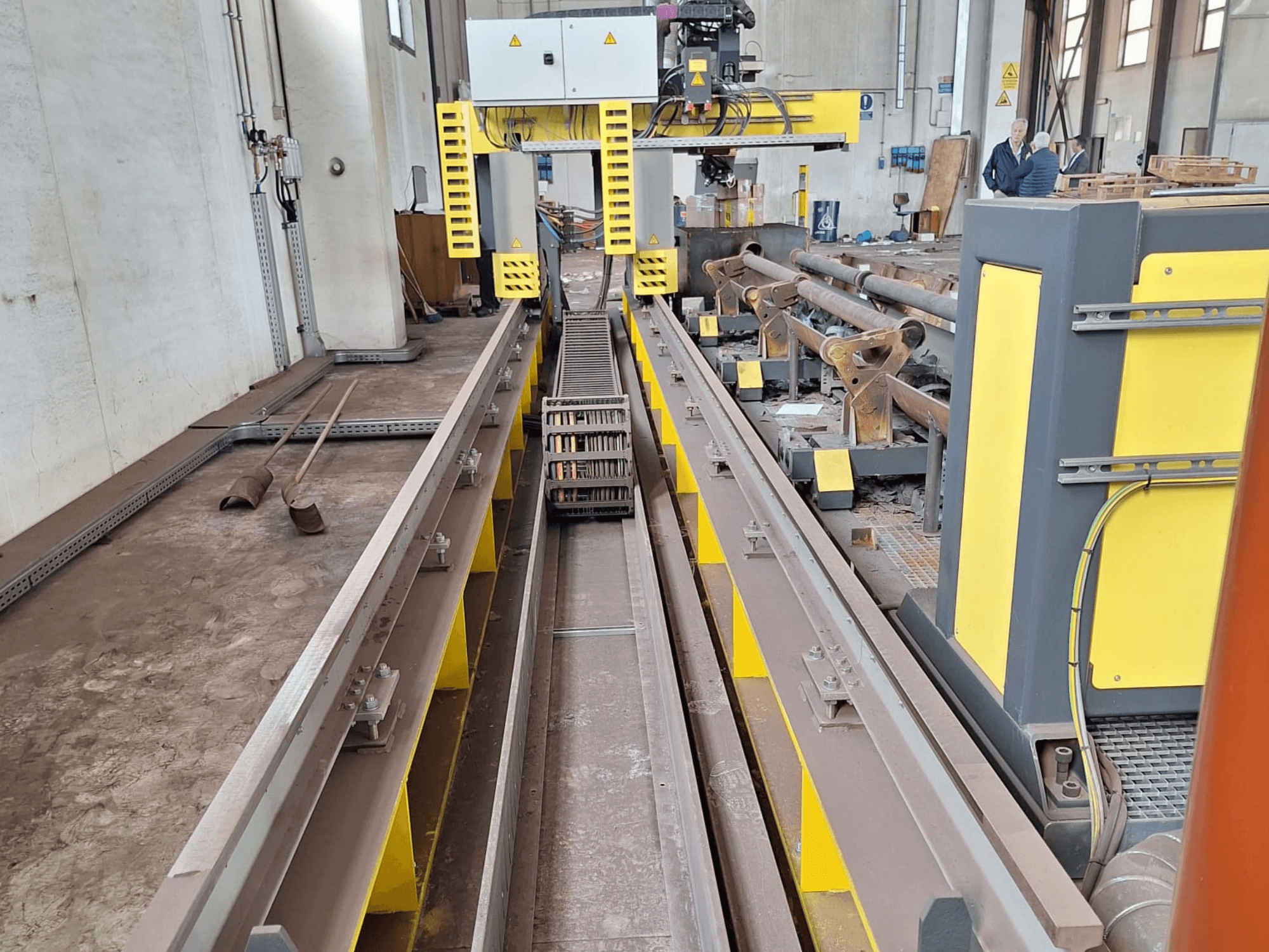 Stroj za rezanje cijevi ESAB SUPRAREX 3100 SXE HD 1000 prikazan sprijeda, s gusjenicama, glavom za rezanje i žutim sigurnosnim značajkama.