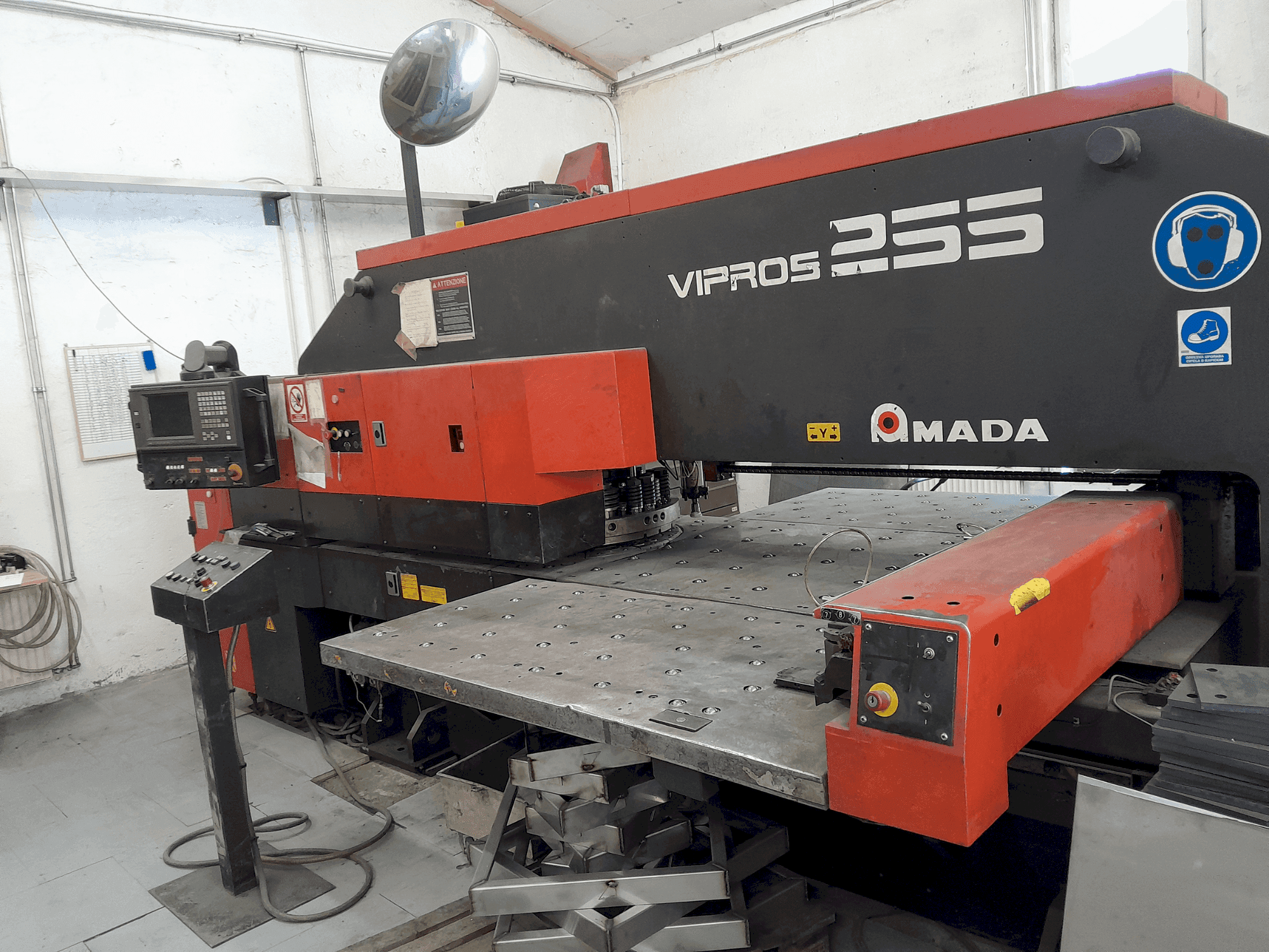 Prikaz stroja AMADA Vipros 255 sprijeda
