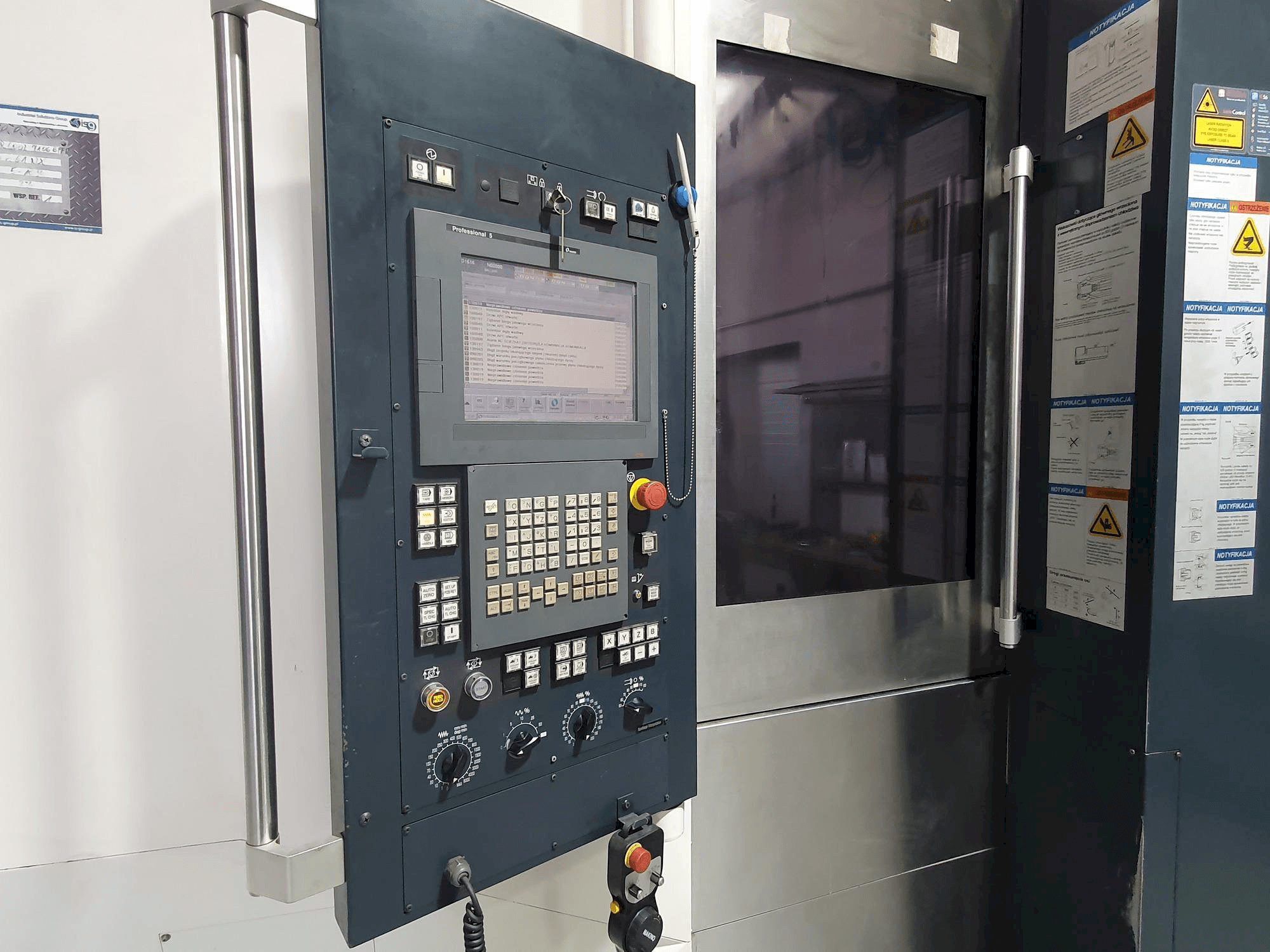 Prikaz stroja Makino a61nx sprijeda