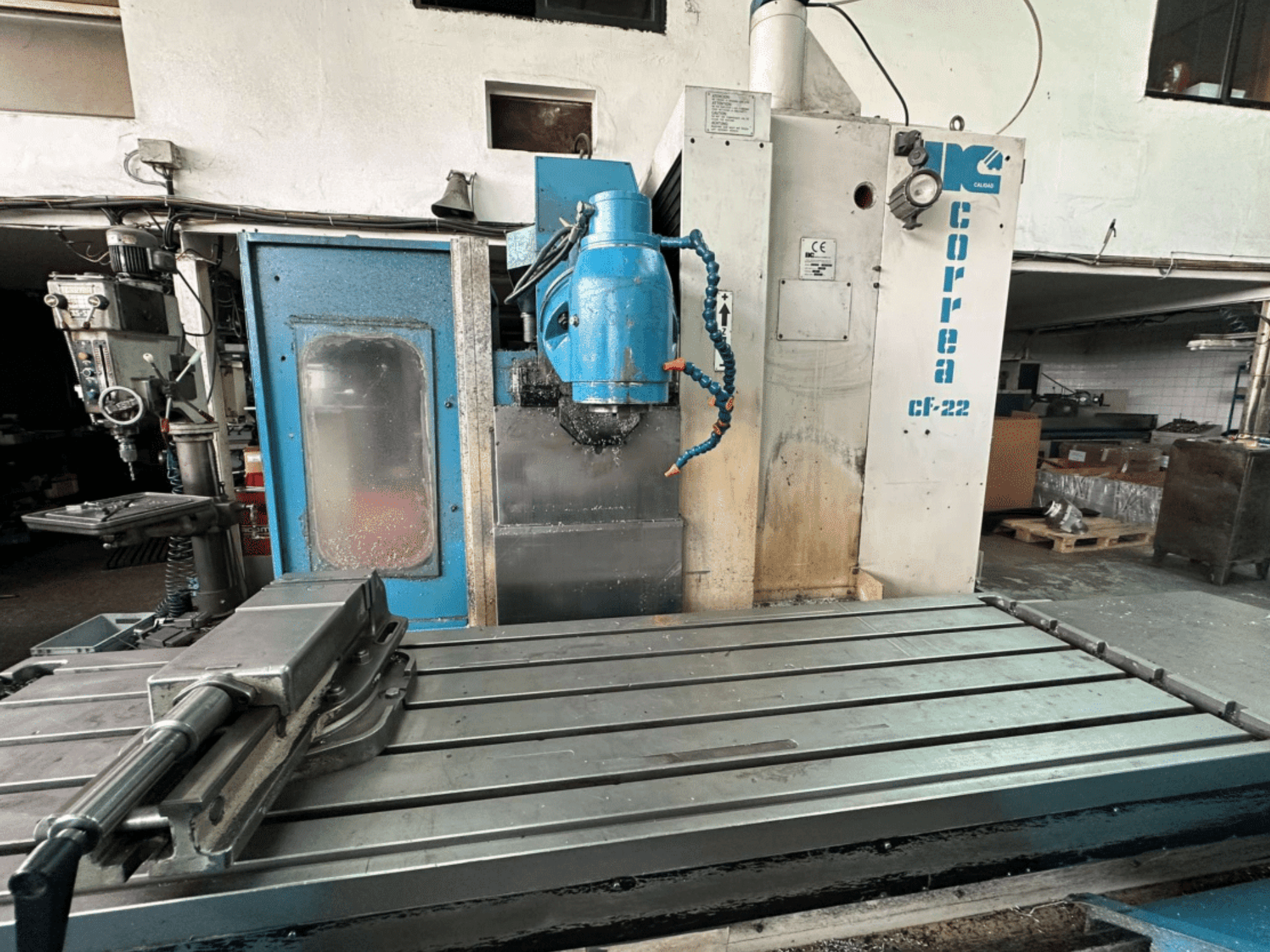 Glodalica Correa CF-22 prikazana s prednje strane, plavo-srebrnog dizajna, s kliznim stolom i reznom glavom.