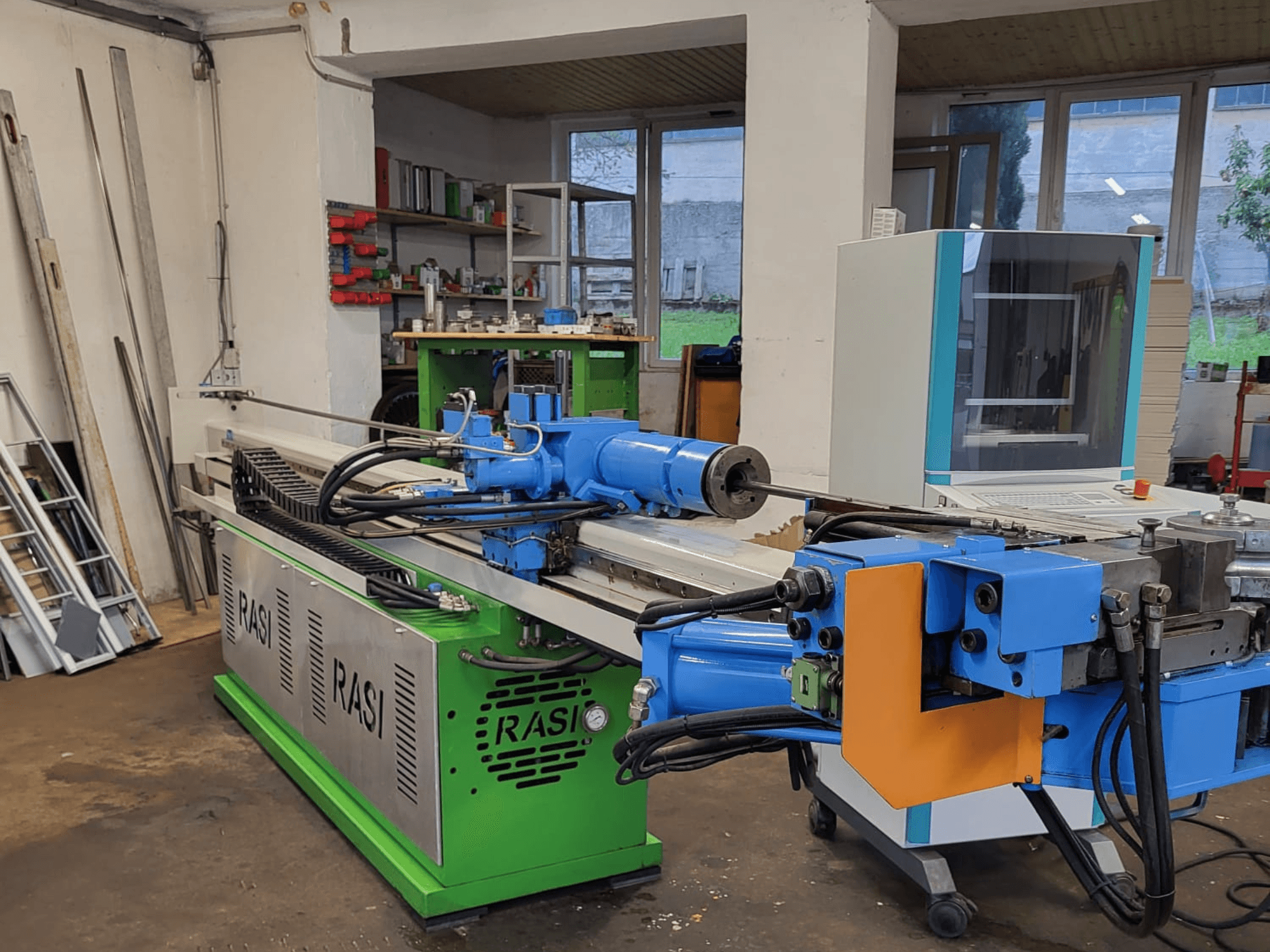 Alatni stroj Rasi S 80.6 L G-V3C50 u radioničkom okruženju, bočni pogled koji prikazuje plave i zelene komponente i upravljačku ploču.