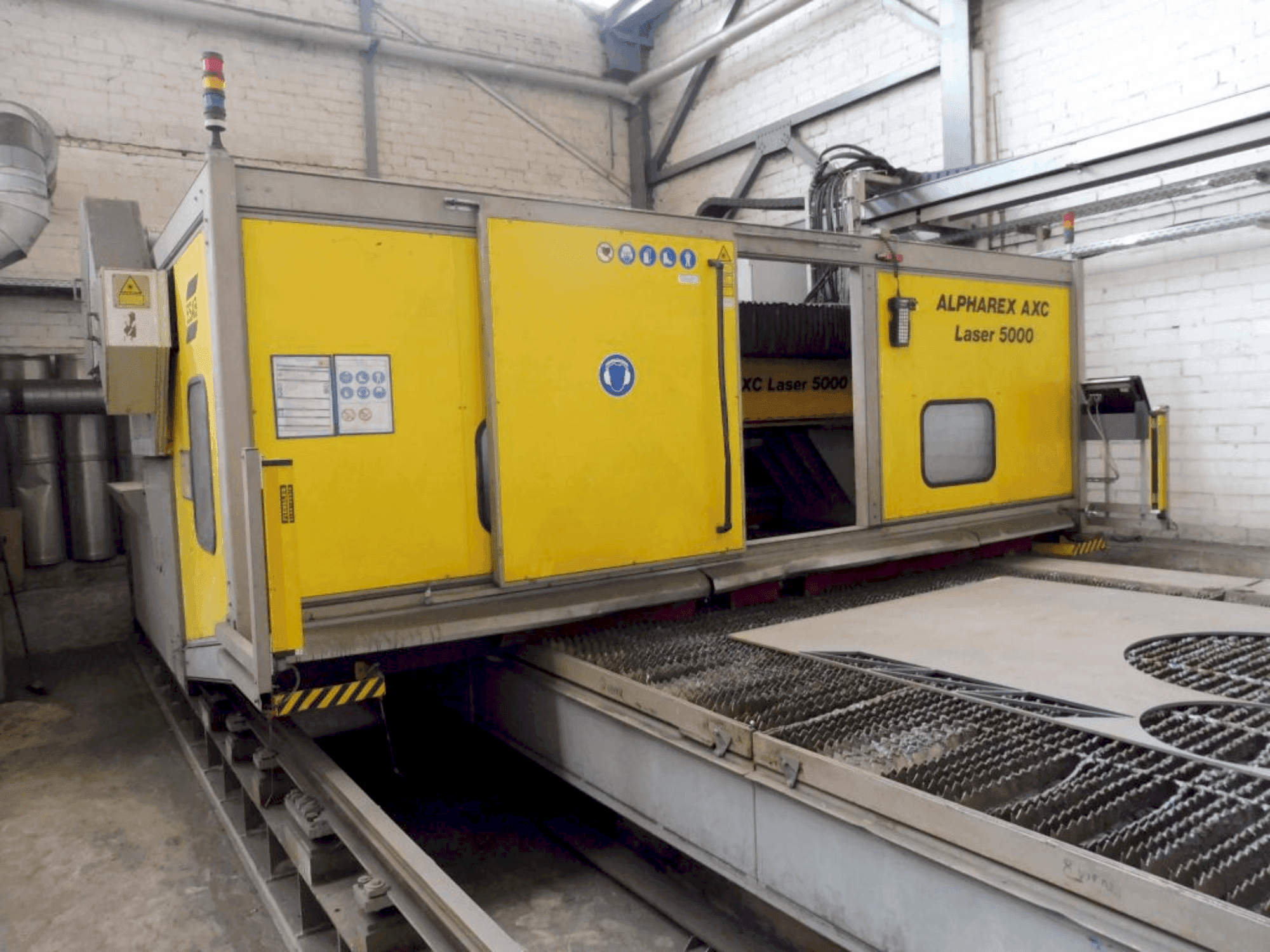 Prikaz stroja ALPHAREX AXC Laser 500 sprijeda