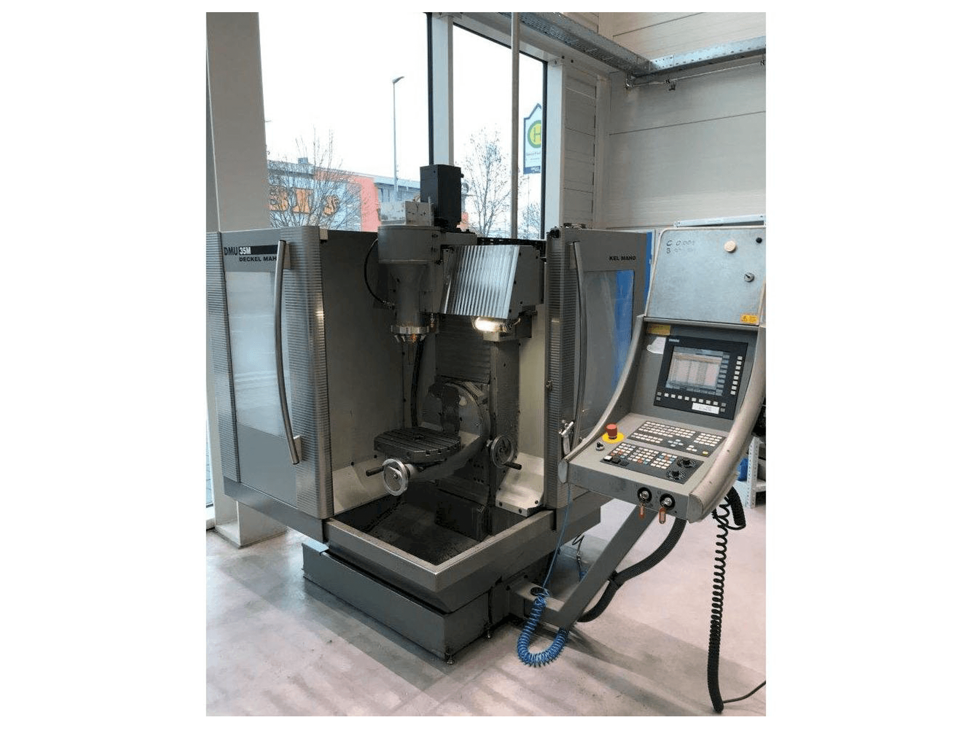Prikaz stroja DECKEL MAHO DMU 35 M sprijeda