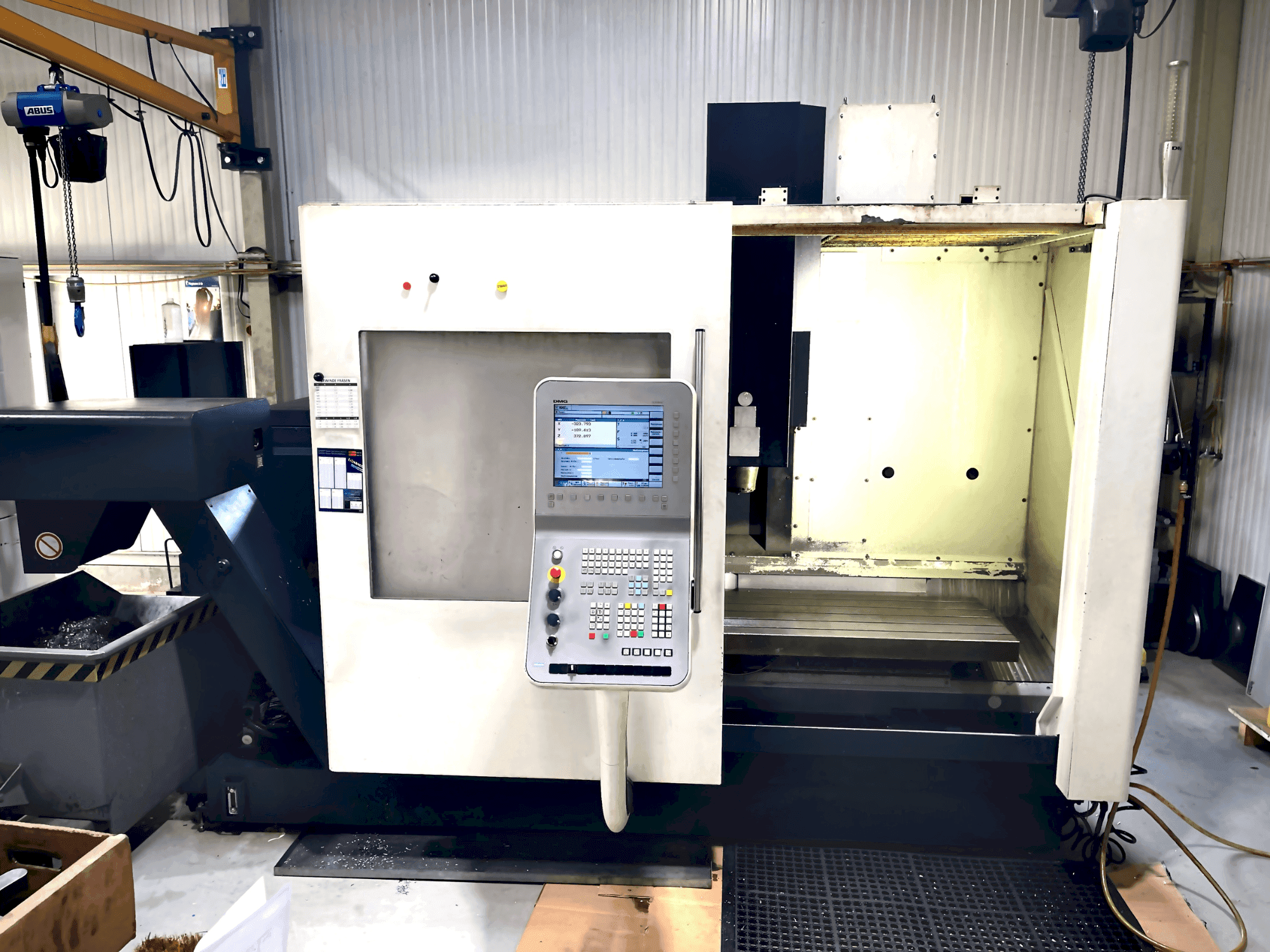 Prikaz stroja DMG MORI DMC 1035 v eco sprijeda