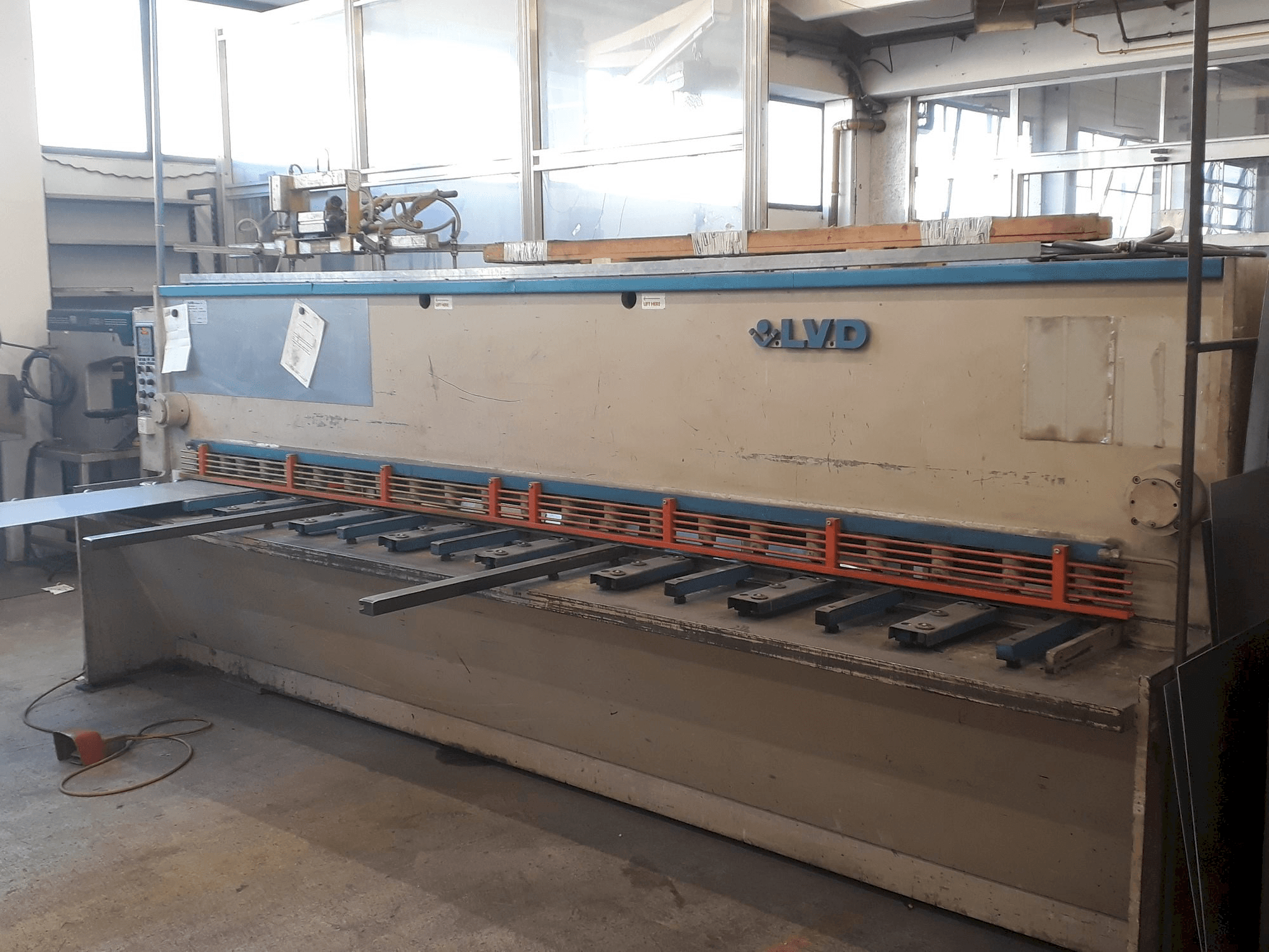 Prikaz stroja LVD HST 40/6 sprijeda