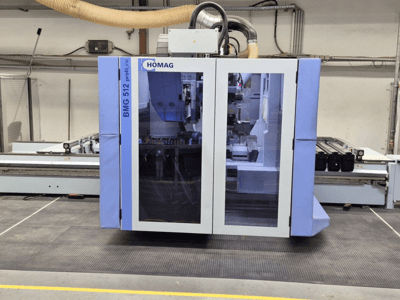 HOMAG BMG 512 ProfiLine CNC stroj, prednji pogled, sa staklenom pločom, vidljivim preciznim alatima i industrijskim okruženjem.