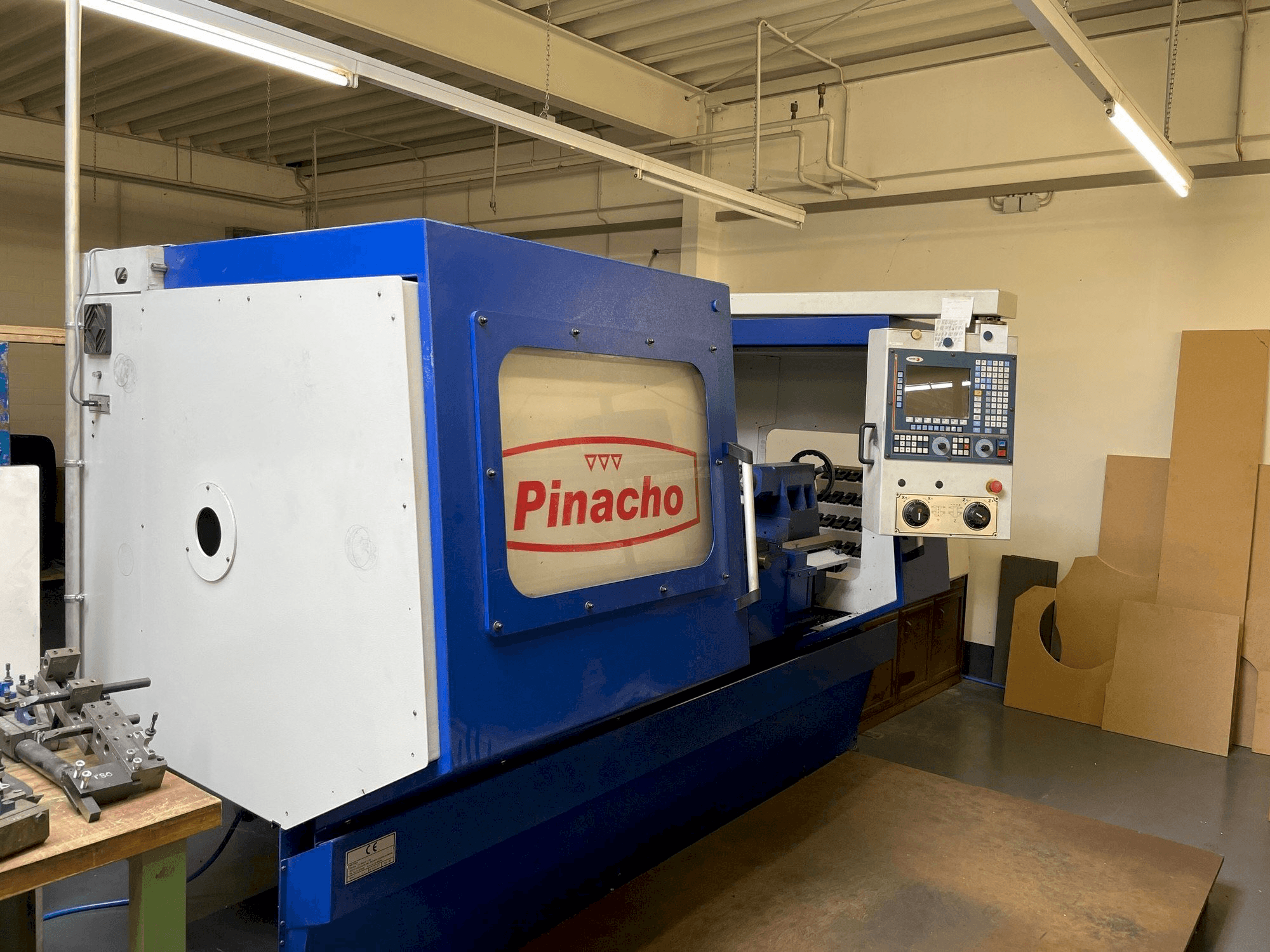 Prikaz stroja Pinacho CNC 260 sprijeda