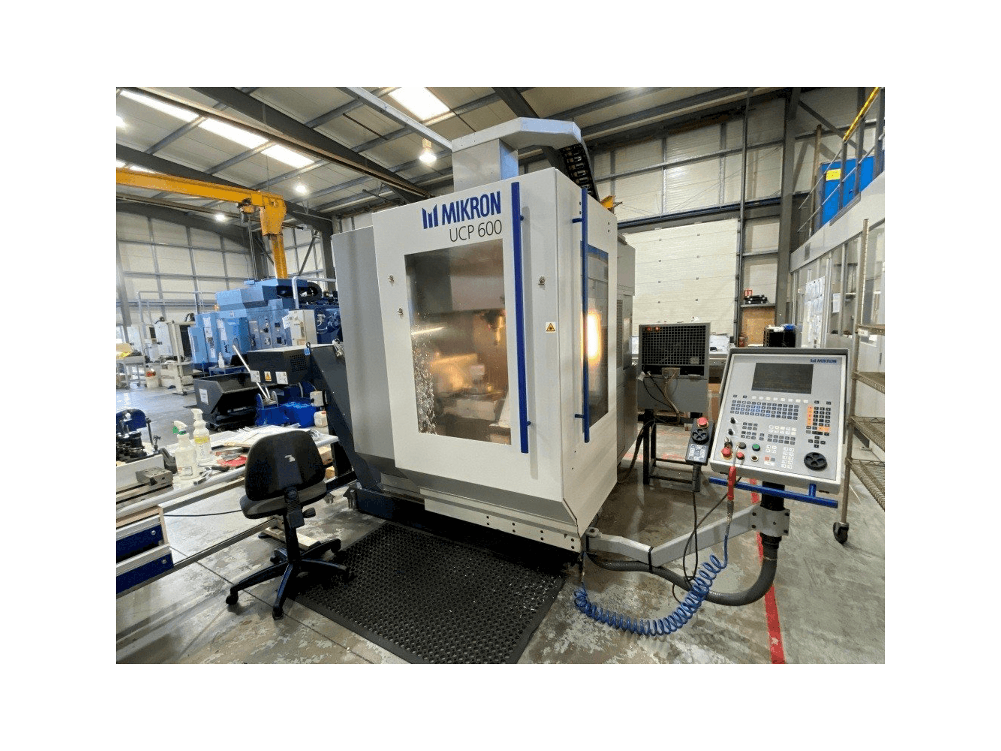 Prikaz stroja MIKRON UCP 600 sprijeda