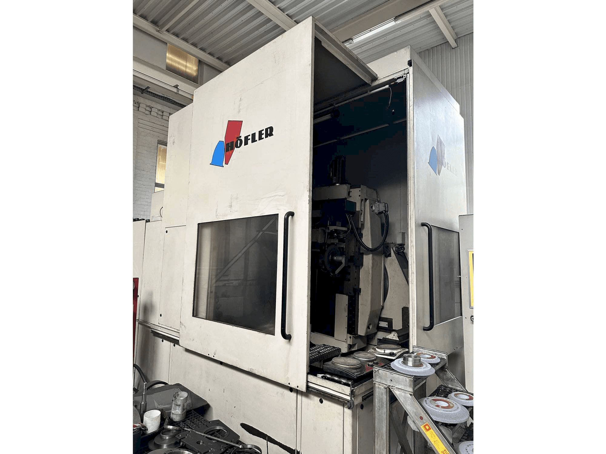 Prikaz stroja HOFLER NOVA CNC 1000 sprijeda