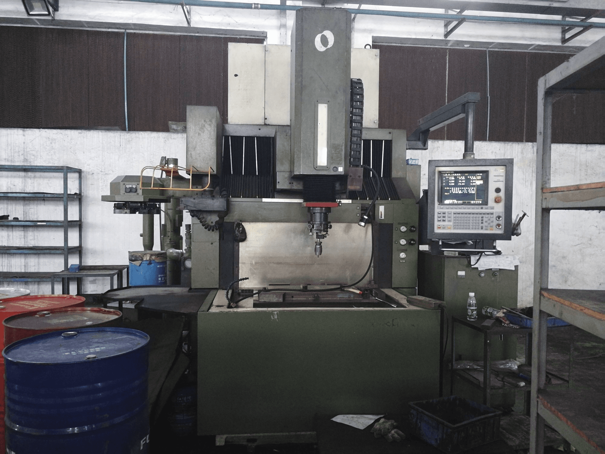 Prikaz stroja Makino EDNC65 sprijeda