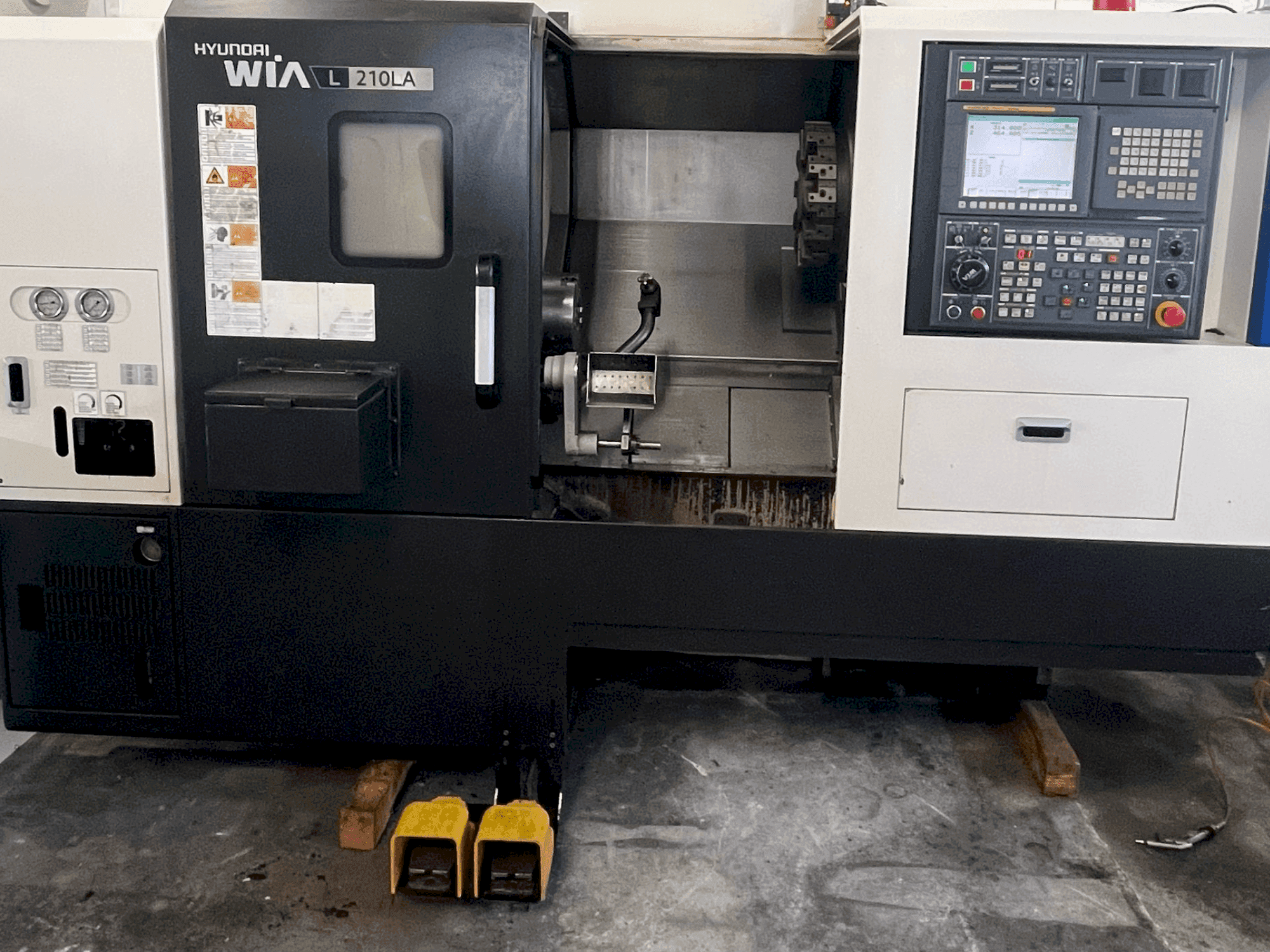 Prikaz stroja HYUNDAI KIA L 210LA sprijeda