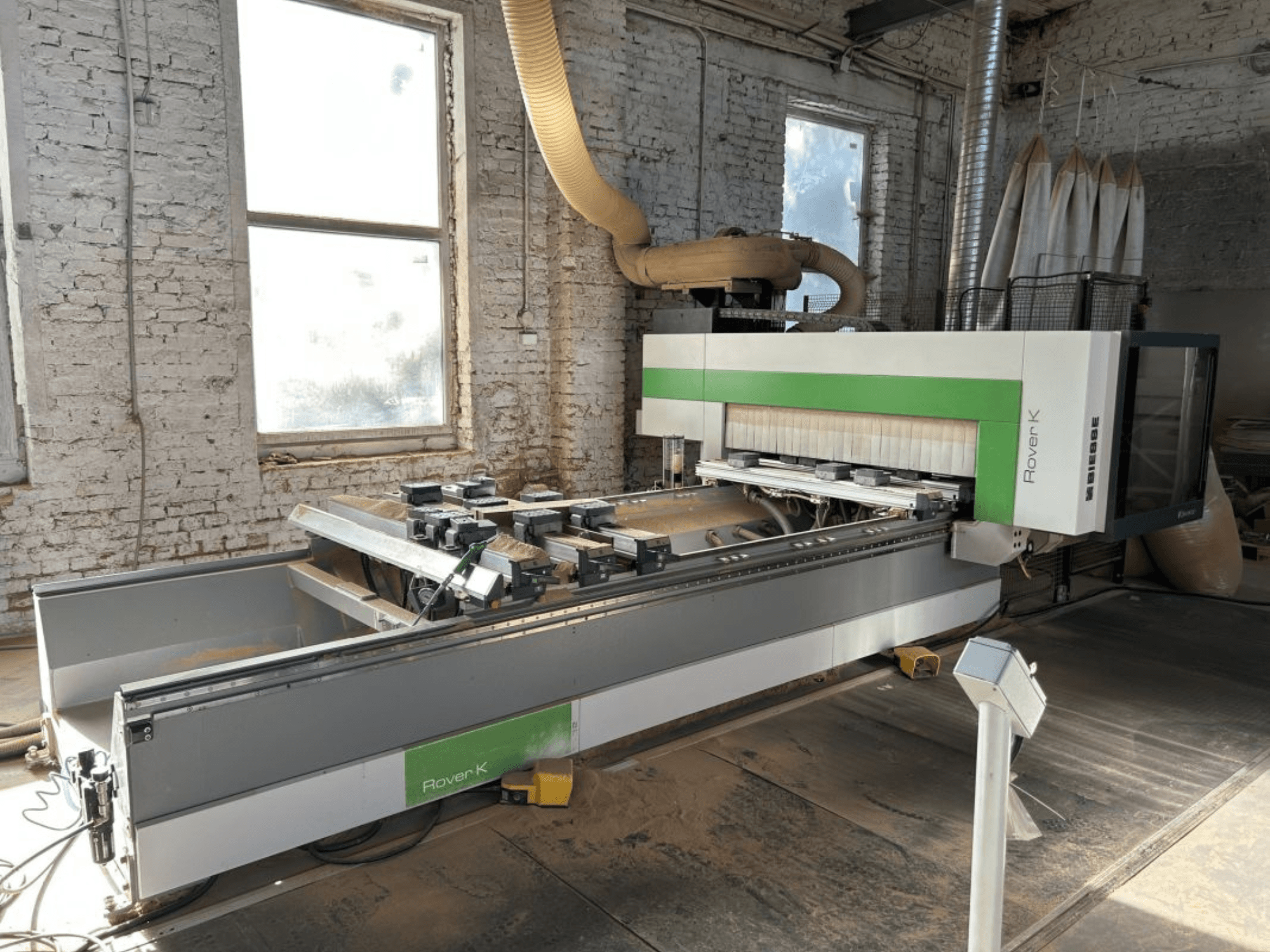 CNC obradni centar BIESSE Rover K 1532 G u radionici, pogled sprijeda, s prikazom alata za rezanje i radne površine.