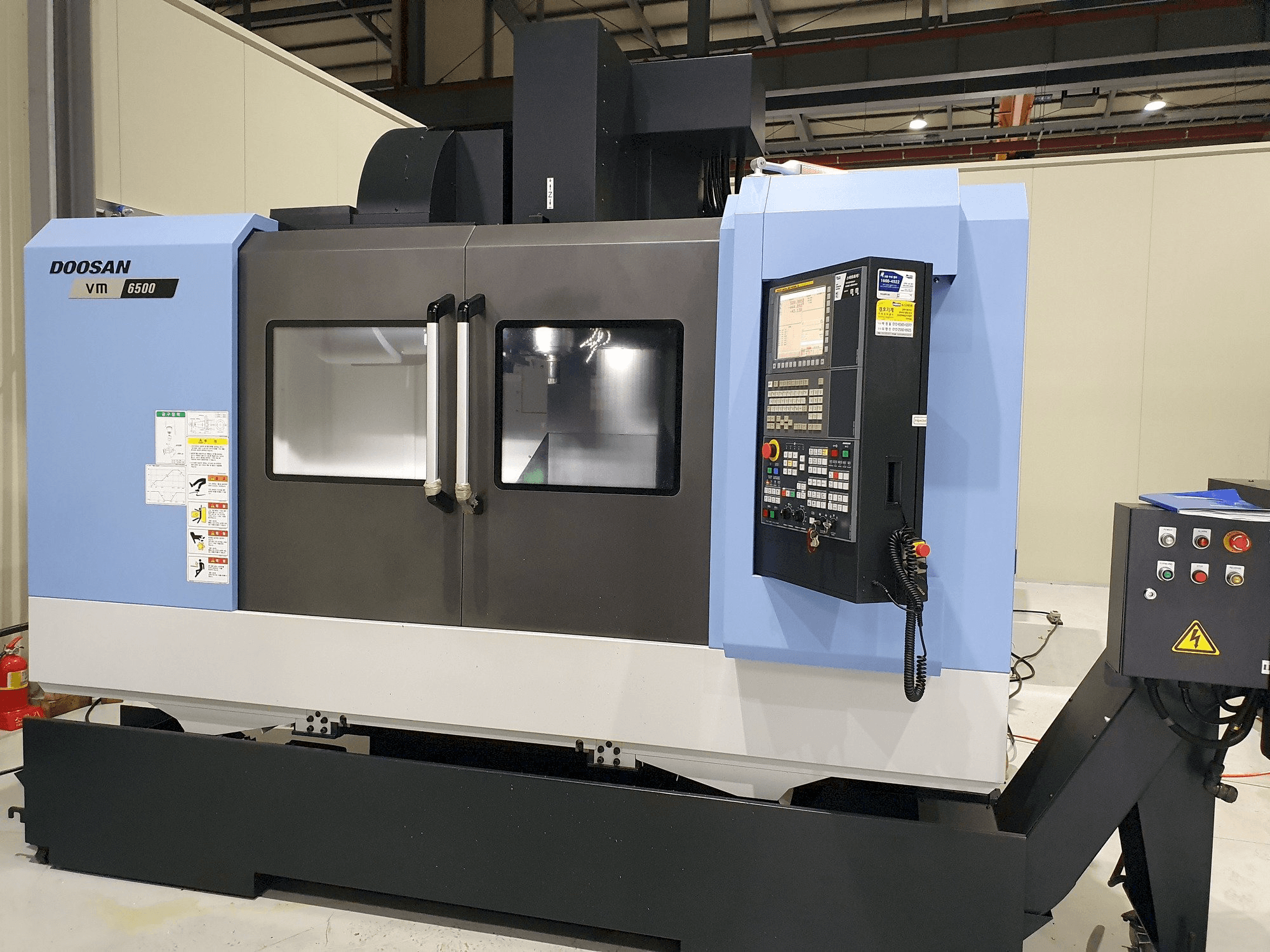 Prikaz stroja Doosan VM6500 sprijeda