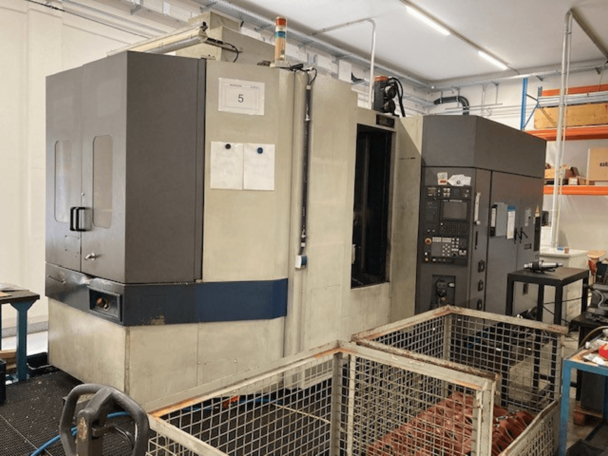 MORI SEIKI SH633 horizontalni obradni centar, prednji pogled, prikaz upravljačke ploče i sigurnosnih značajki.