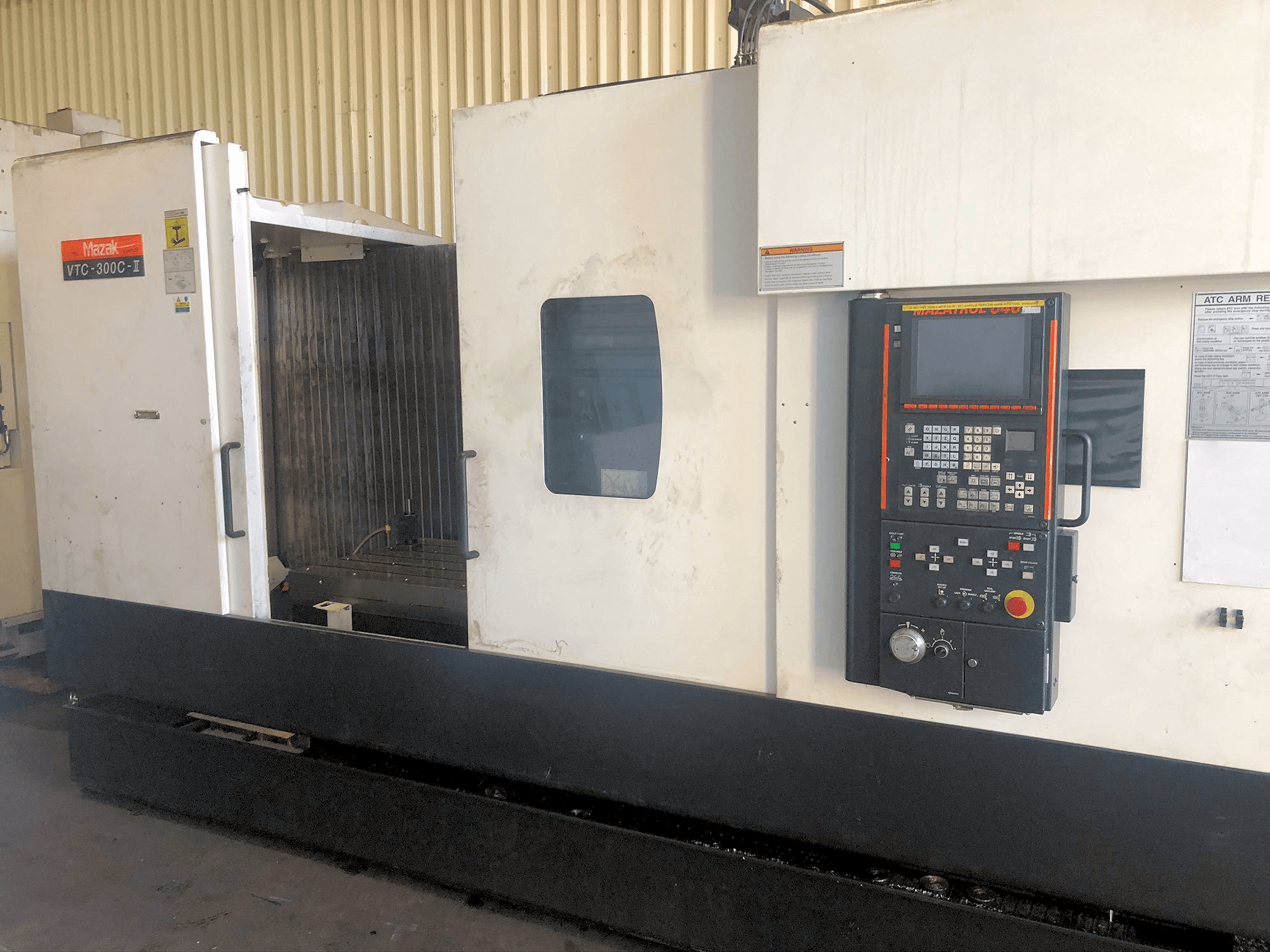 Prikaz stroja Mazak VTC-300C-II sprijeda