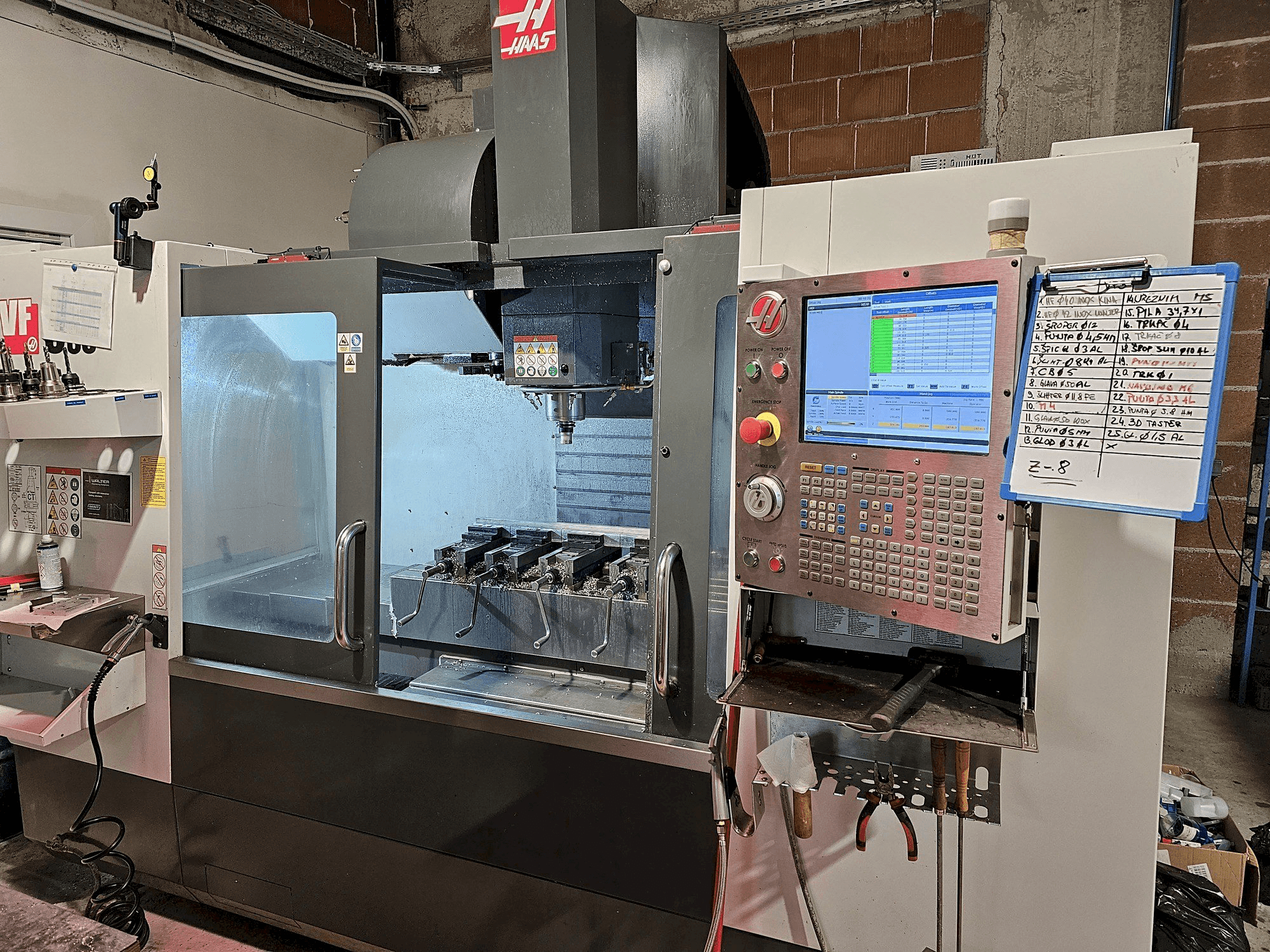 Prikaz stroja HAAS VS3SS sprijeda
