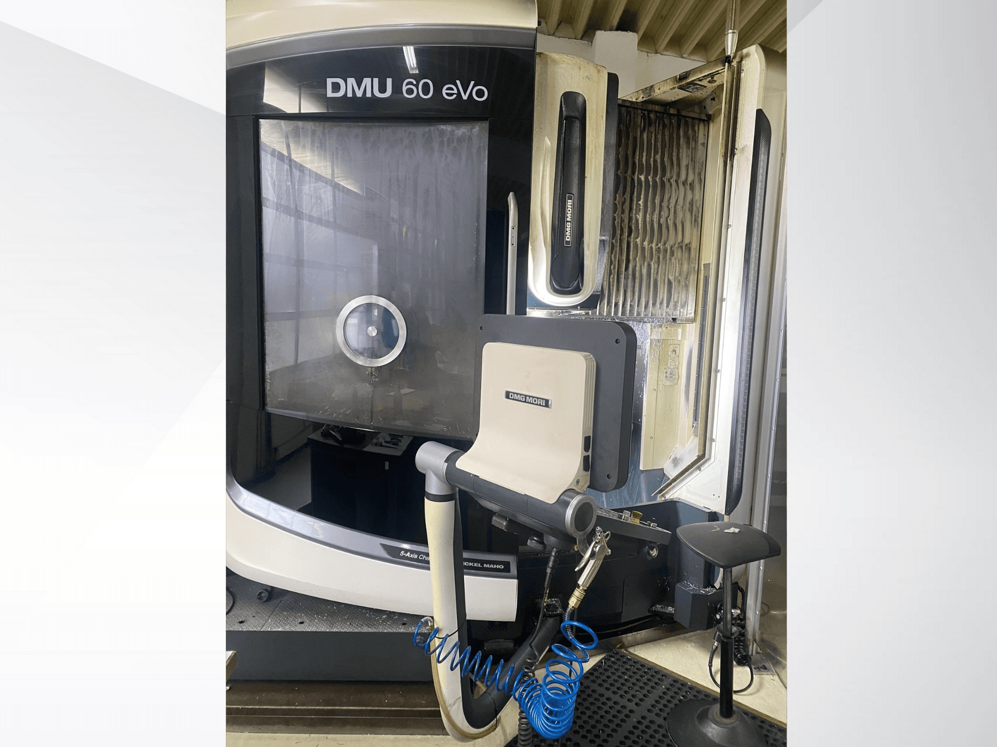 CNC glodalica DMU 60 eVo, prednji pogled, s upravljačkom pločom i alatima, idealna za preciznu obradu.