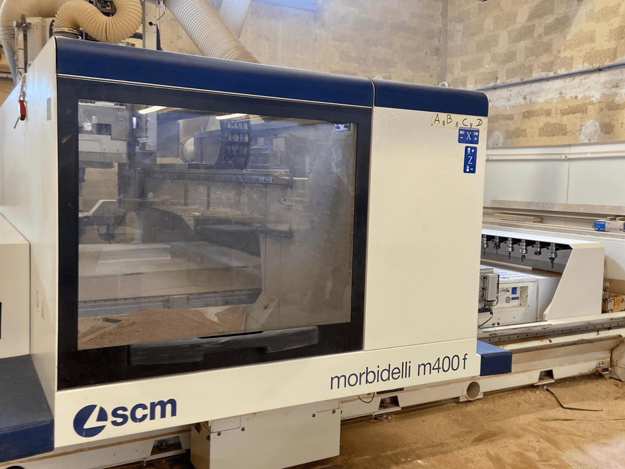 SCM Morbidelli M400F CNC stroj, prednji pogled, s upravljačkom pločom i vidljivom piljevinom na podu.