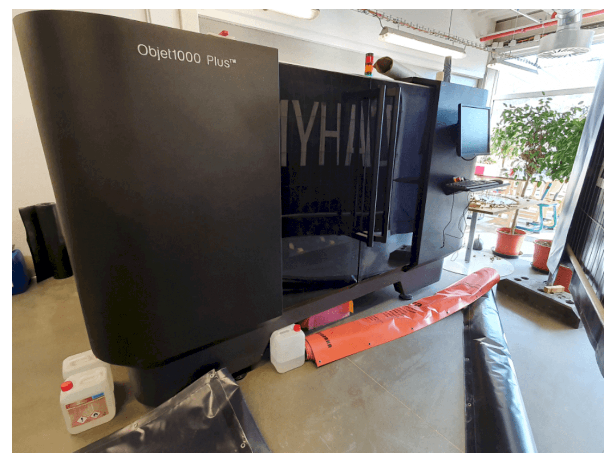 Prikaz stroja Stratasys Objet 1000 Plus sprijeda