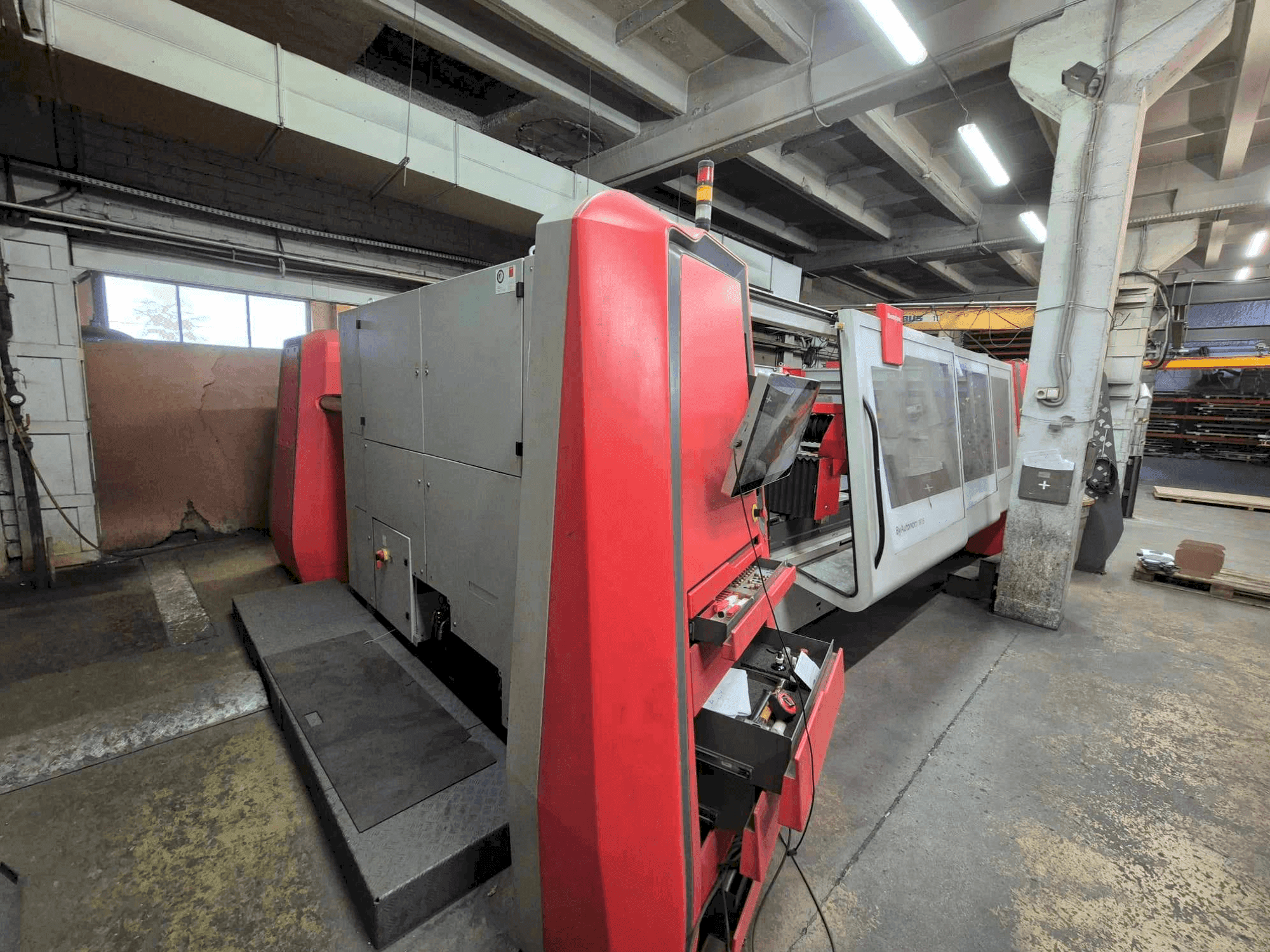 Prikaz stroja Bystronic ByAutonom 3015 sprijeda