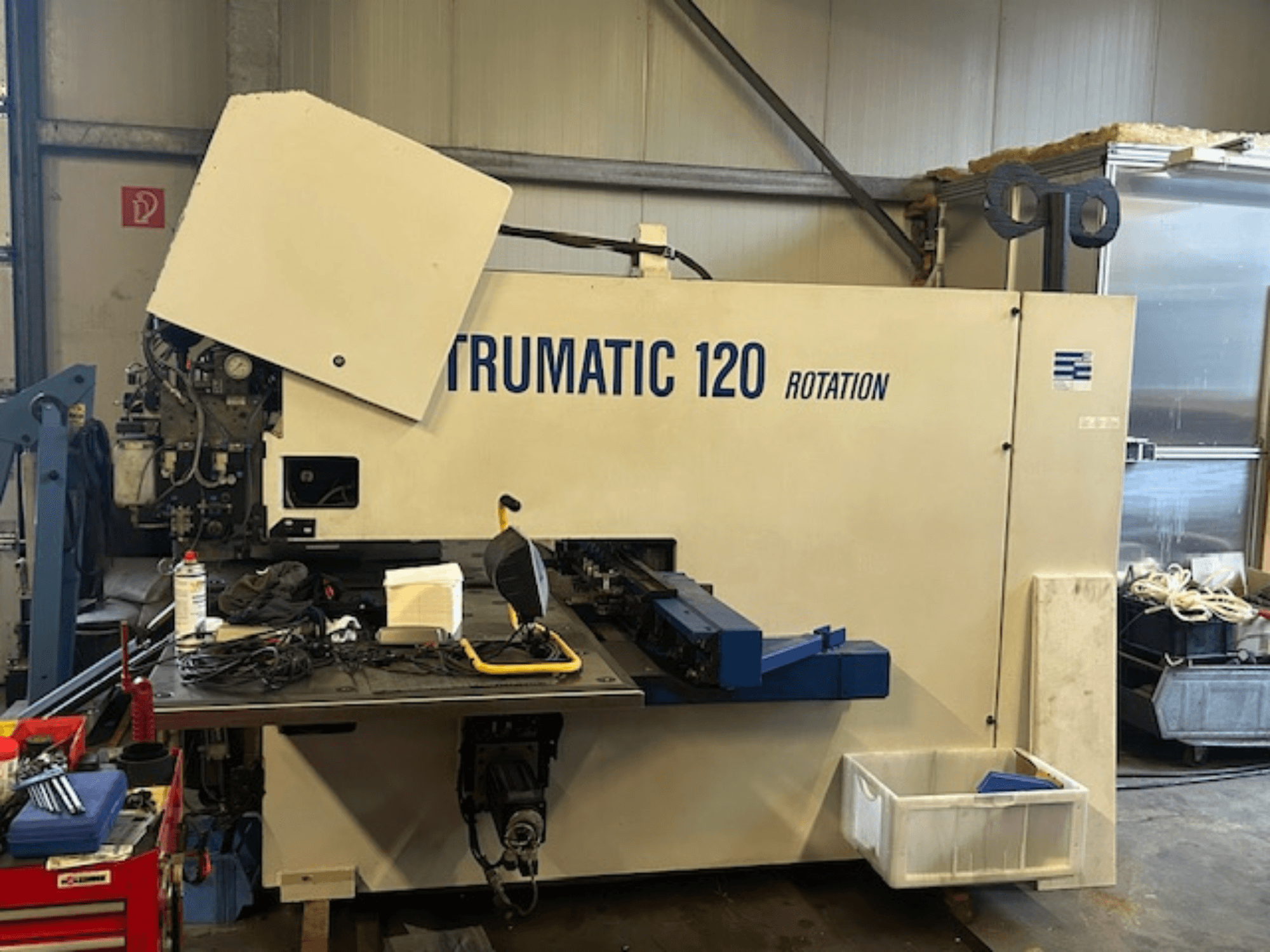TRUMPF Trumatic 120R CNC stroj za probijanje u radionici, prednji pogled s upravljačkom pločom i alatima na stolu.