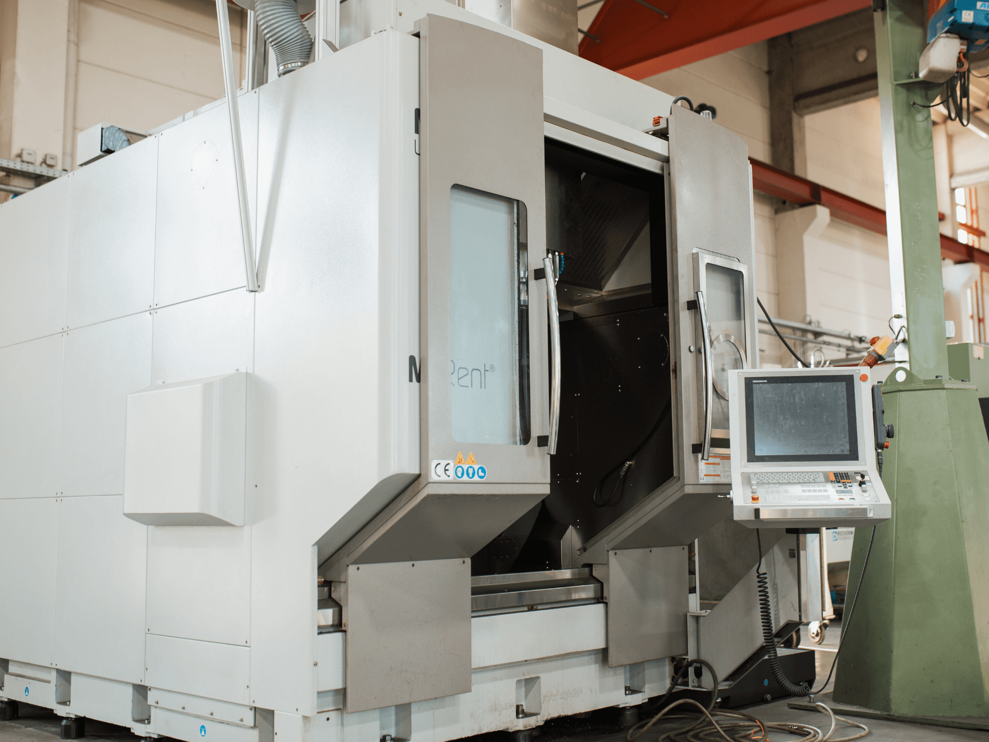 N Rent® CNC glodalica, prednji pogled, ima upravljačku ploču sa zaslonom, otvorena vrata i industrijsko okruženje.