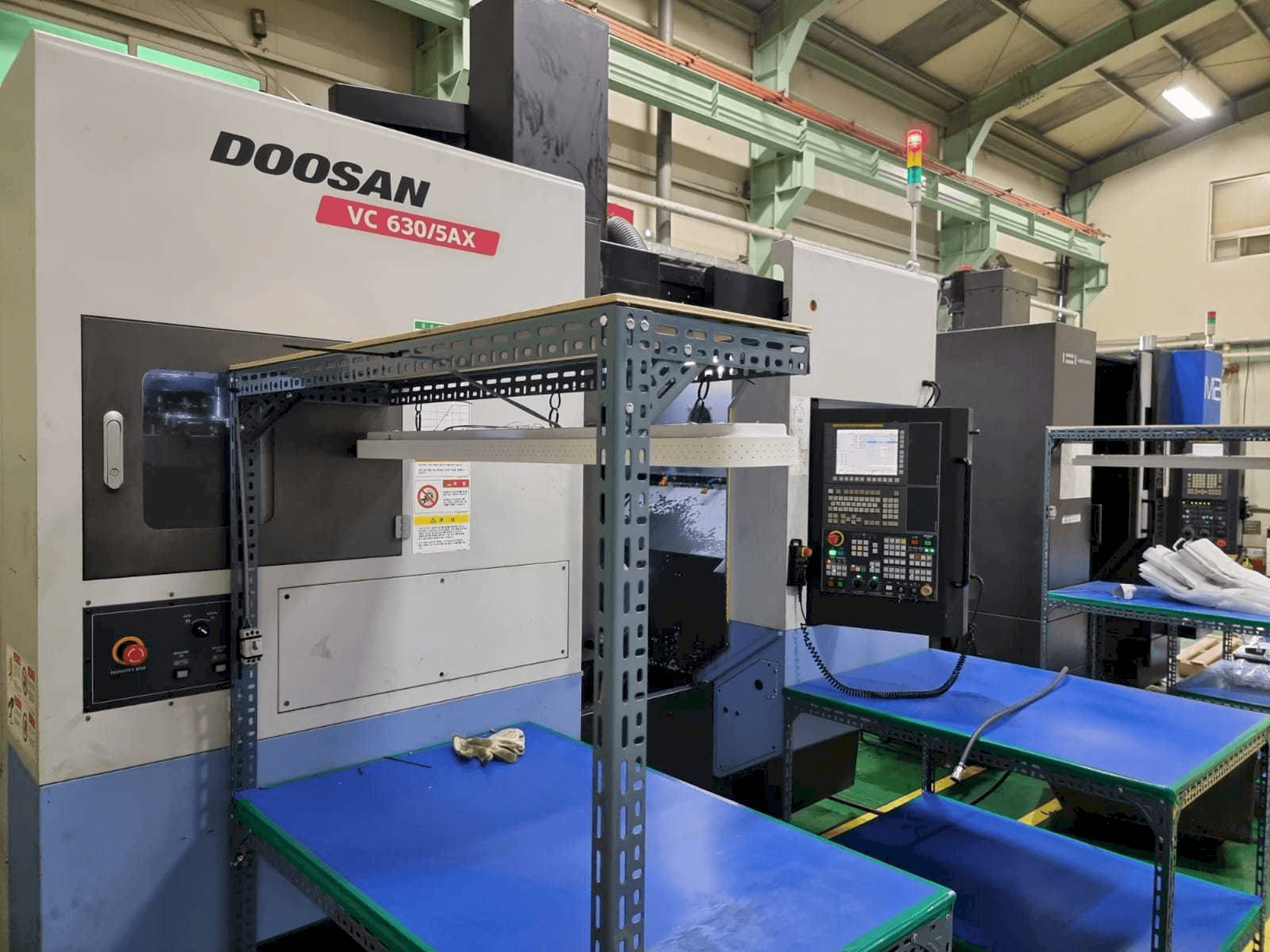 Prikaz stroja Doosan VC630/5AX sprijeda