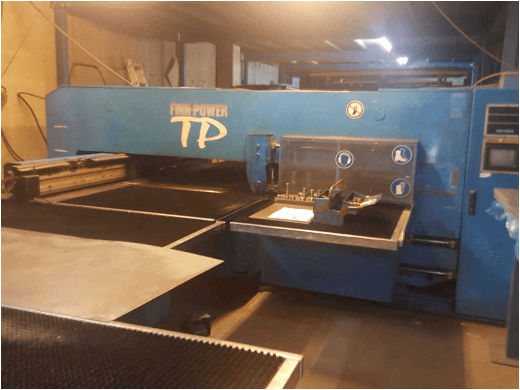 Prikaz stroja Finn-Power TP2520B1/AM sprijeda