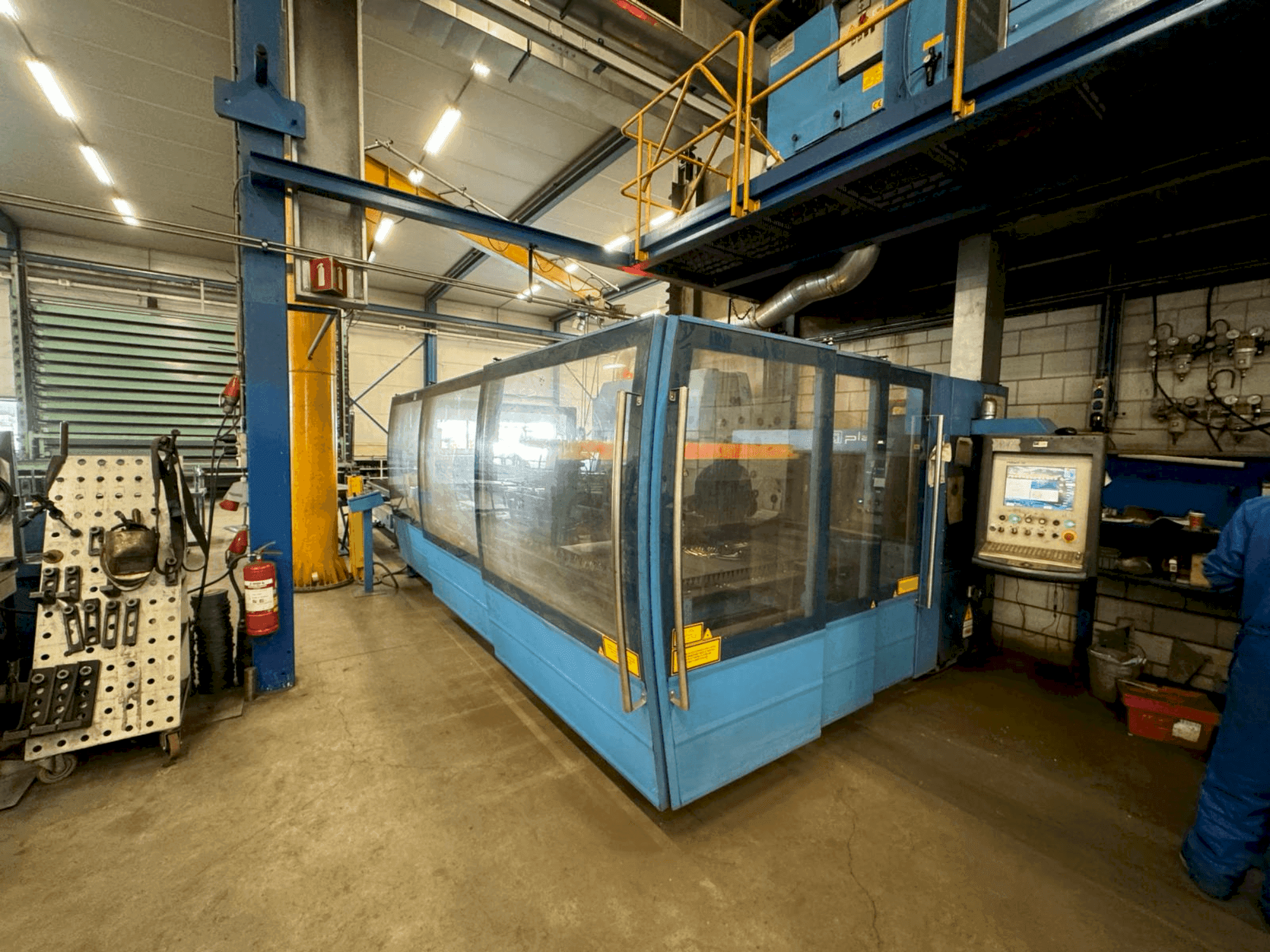 Prikaz stroja Prima Power Platino 1530HS 3kW CO2 sprijeda