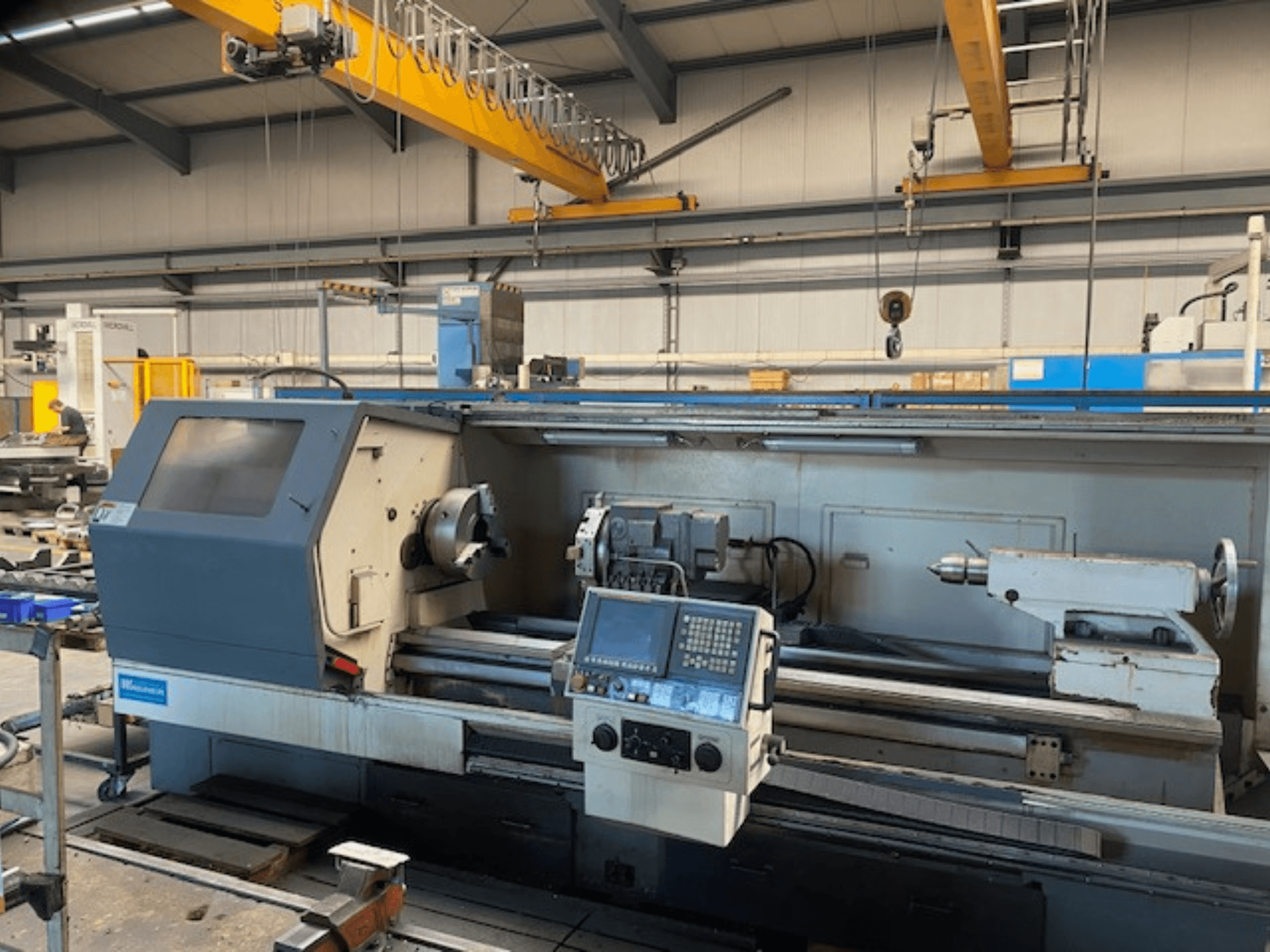 Wabeco precizni tokarski stroj, prednji pogled s upravljačkom pločom, prikazuje postavke vretena i alata u tvorničkom okruženju.