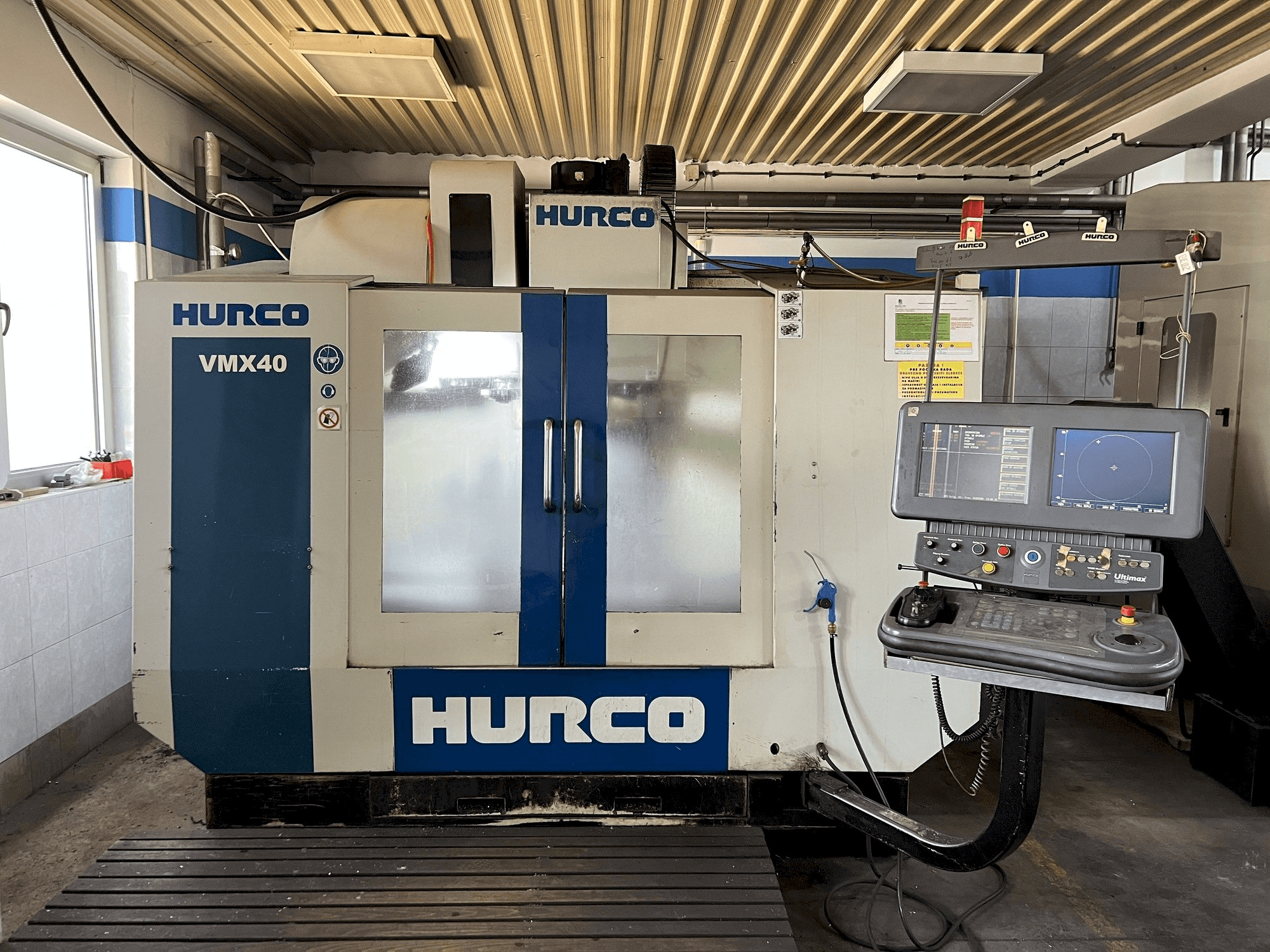 Prikaz stroja Hurco VMX 40 sprijeda