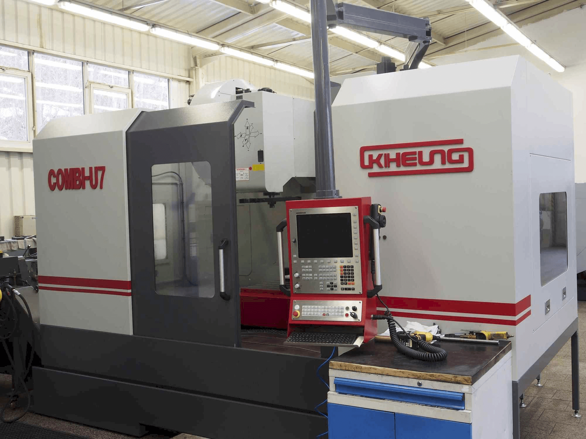 Prikaz stroja KIHEUNG Combi-U7 sprijeda