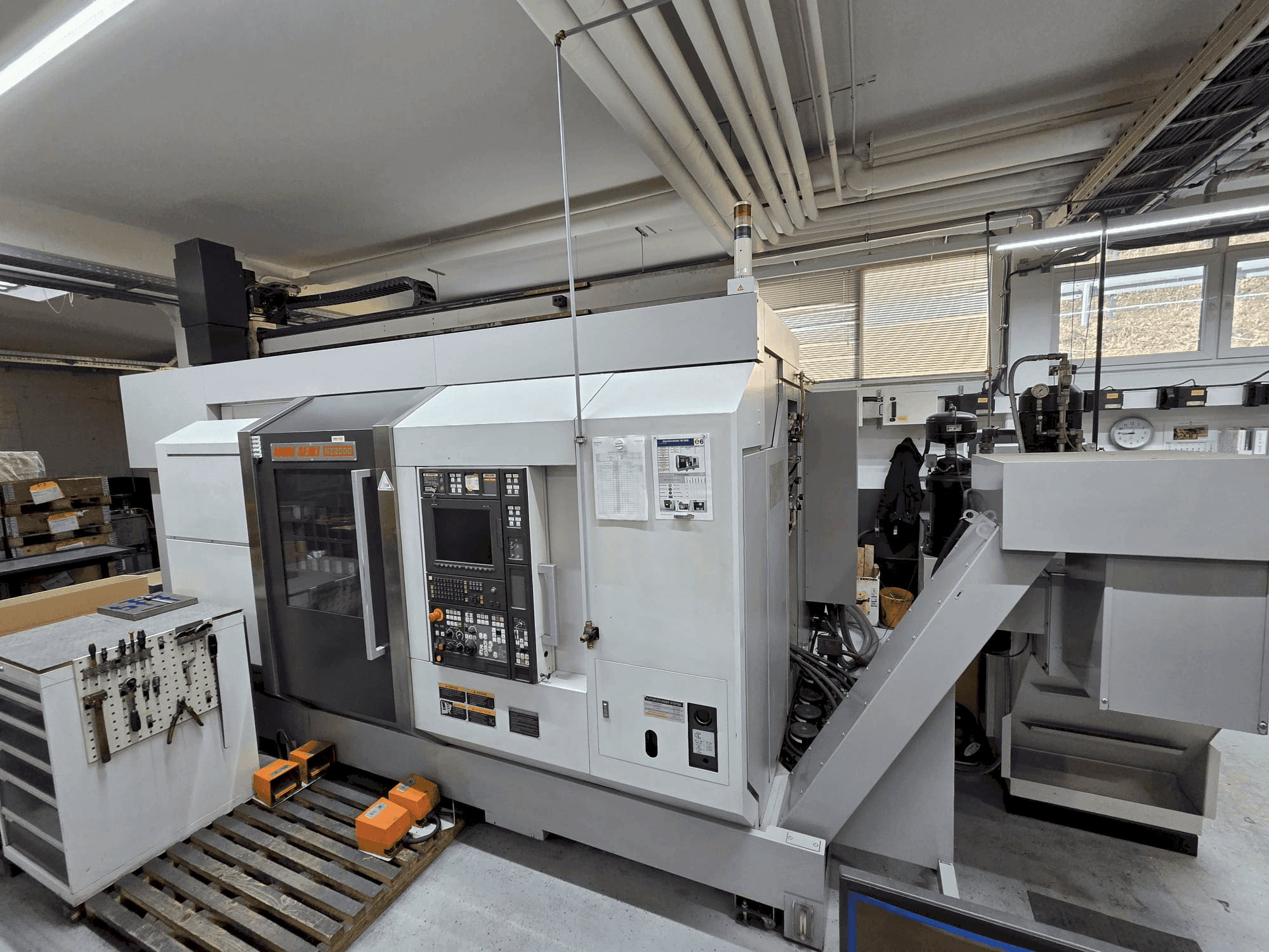 Prikaz stroja DMG Seiki NZ2000 sprijeda