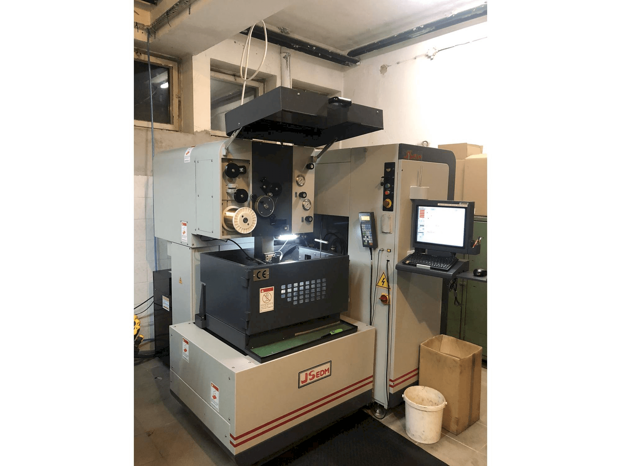 Prikaz stroja JS EDM Wi-200s sprijeda