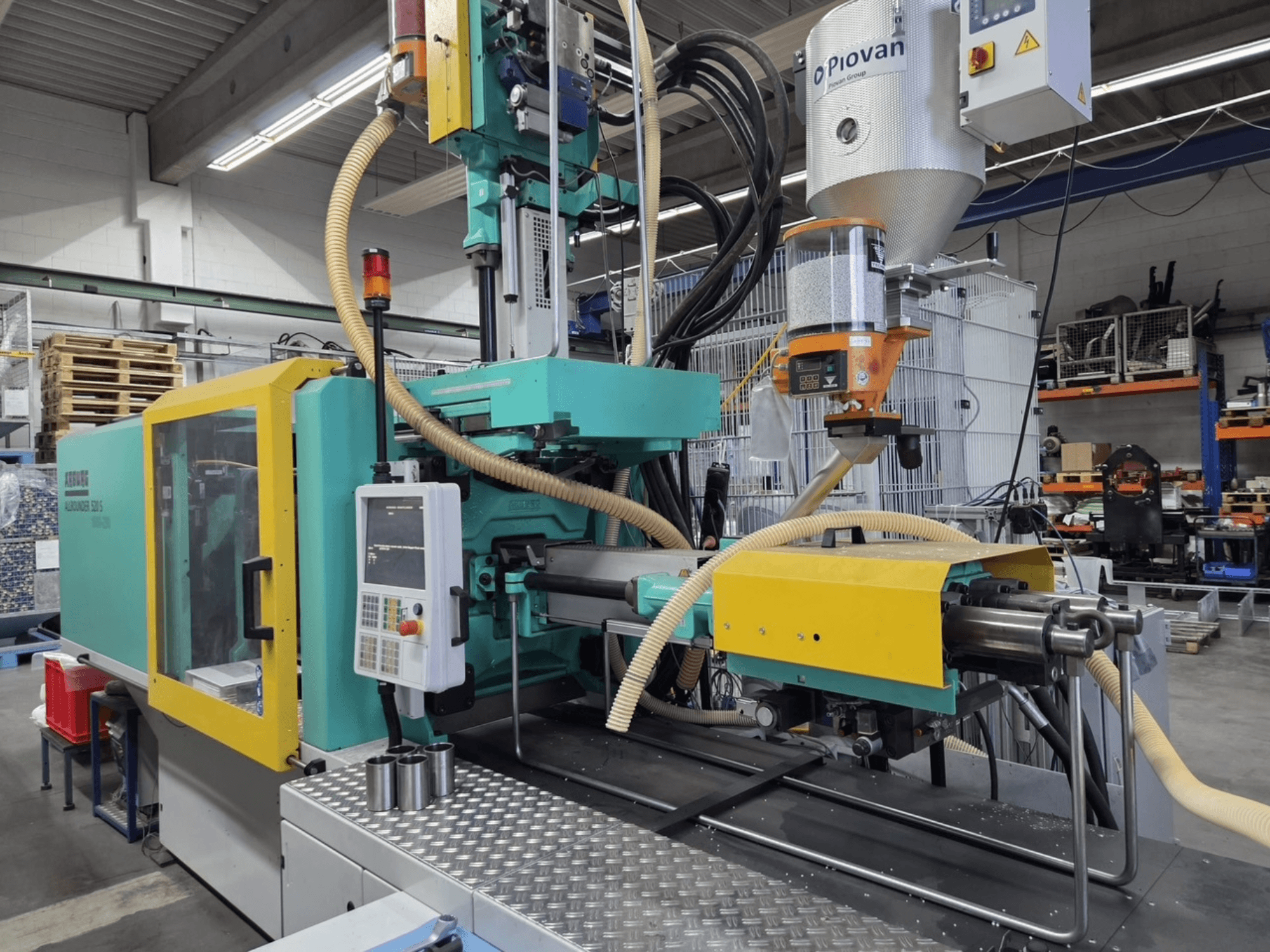 Hidraulički stroj za brizganje plastike Arburg Allrounder 520 S 1600-290, prednji pogled, s vidljivom upravljačkom pločom i dodavačem materijala.