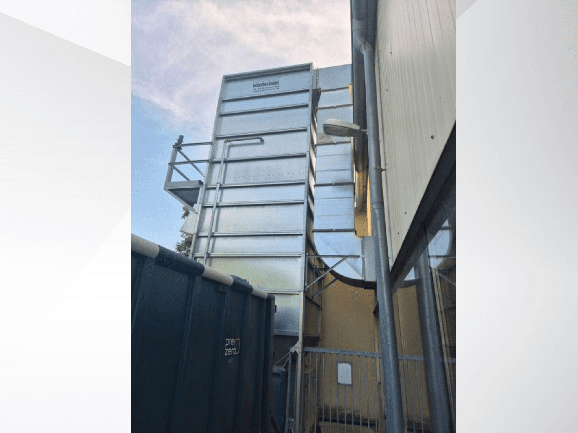 Polytechnick MultiStar JP5 BrikStar c-3 18 tvrtke HOCKER, bočni pogled koji prikazuje metalnu strukturu i kanale naspram neba.