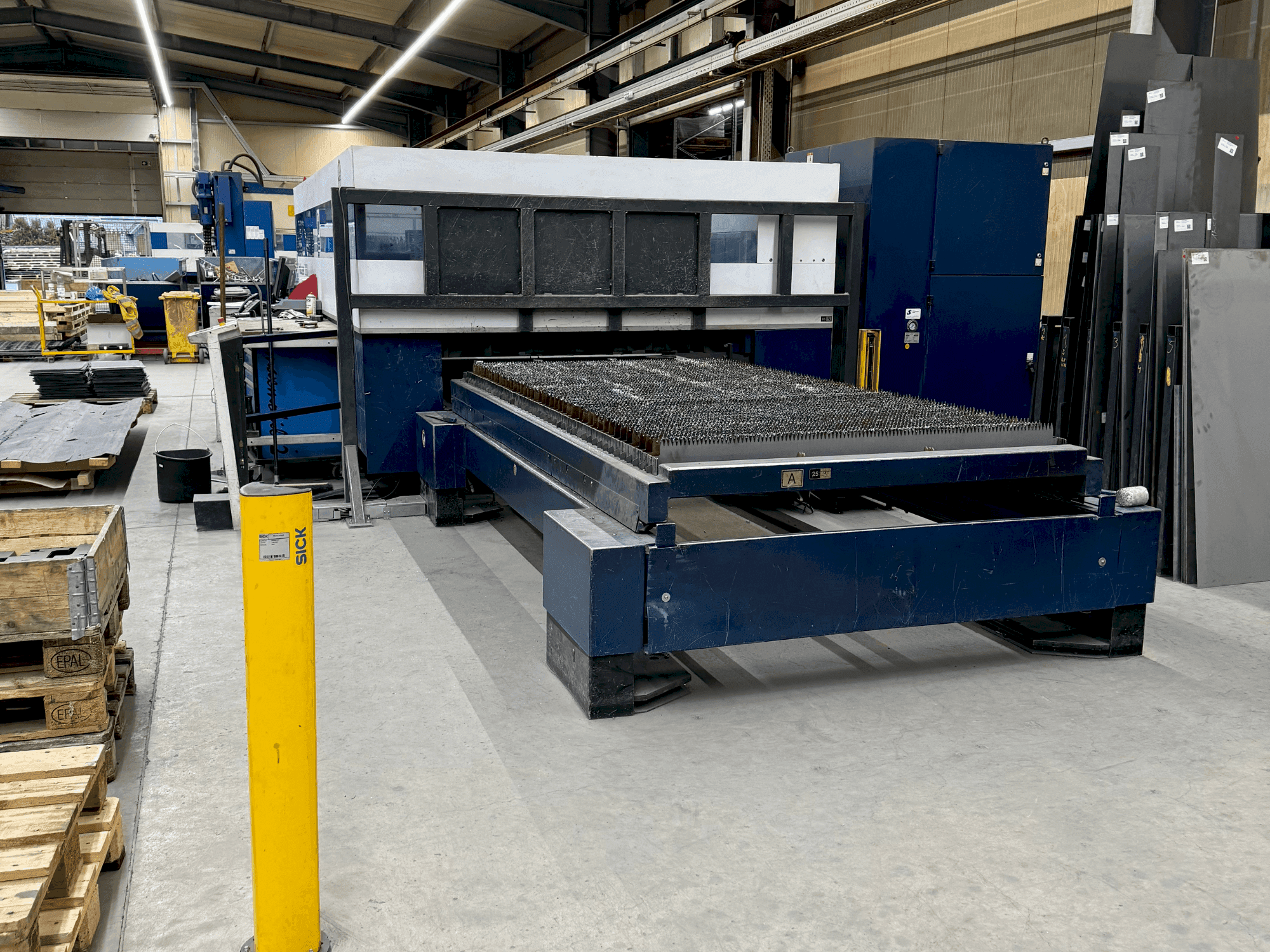 Prikaz stroja TRUMPF TruLaser 3030 4kW (L20) sprijeda
