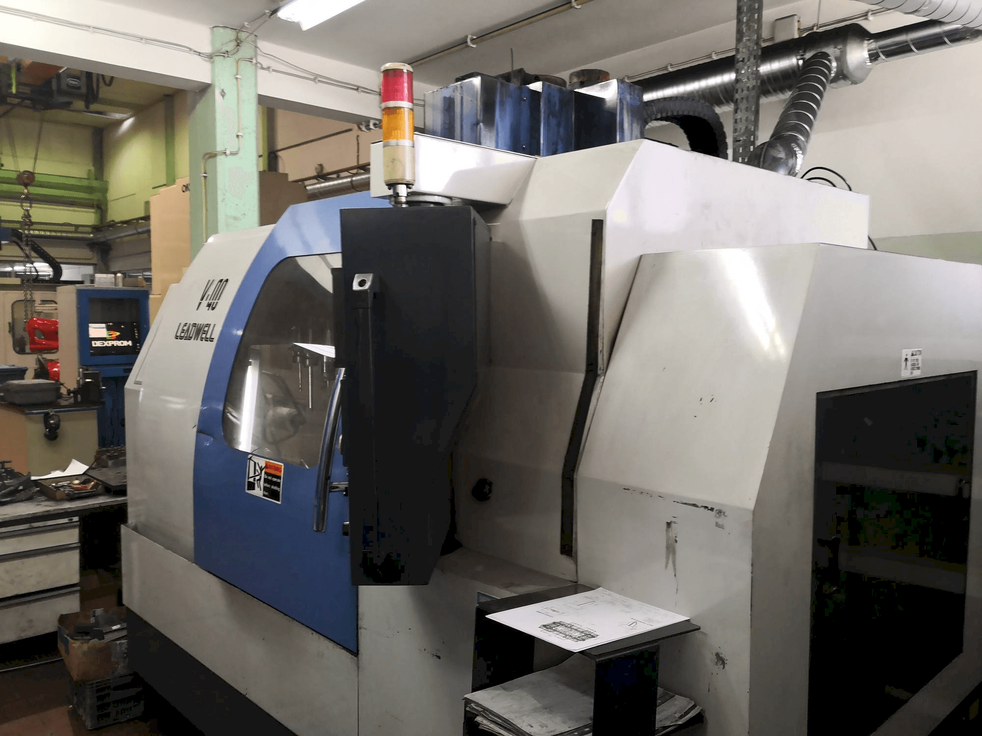 Prikaz stroja Leadwell V-40 sprijeda