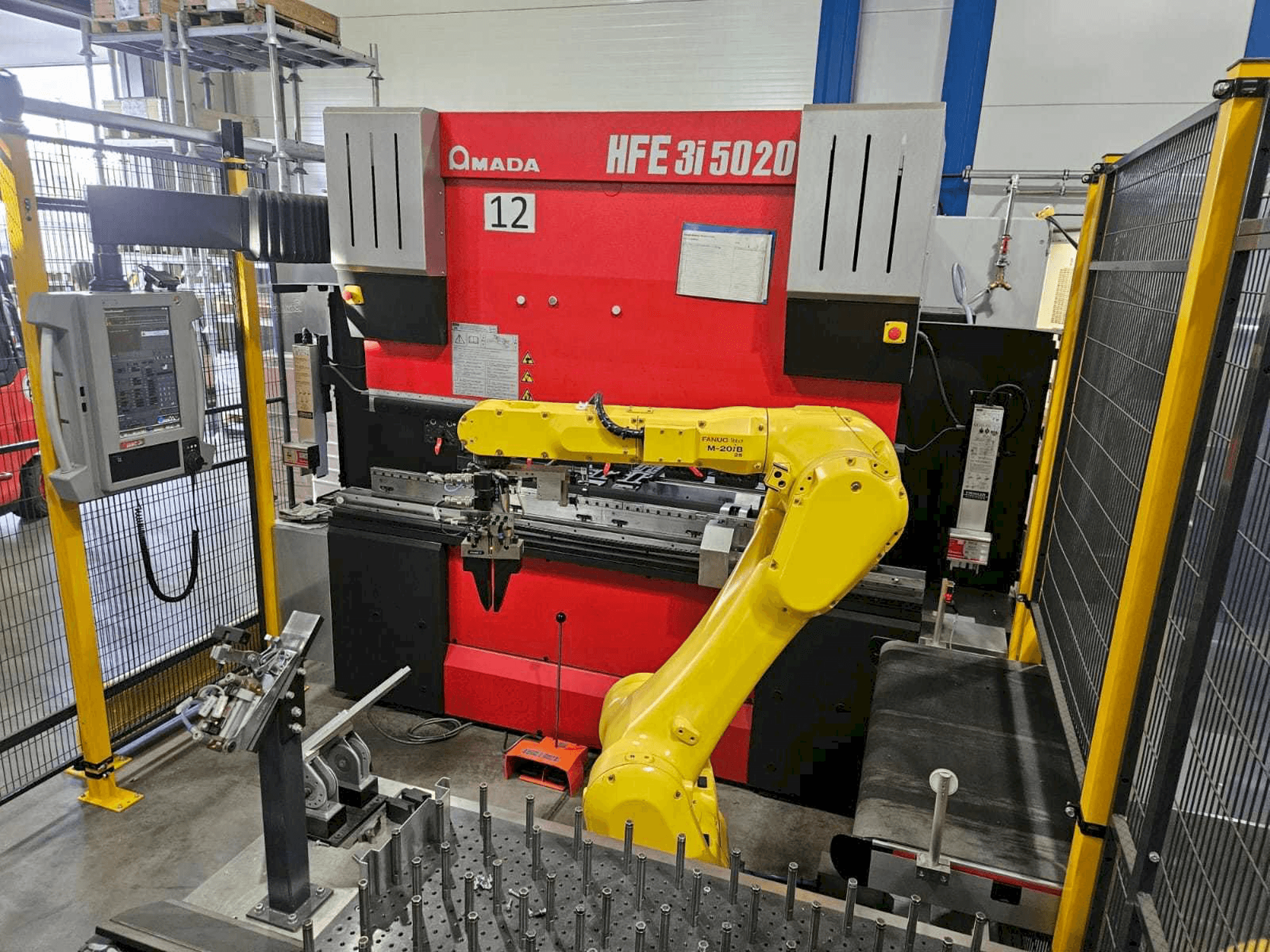 Prikaz stroja AMADA HFE5020 3i + Robot sprijeda