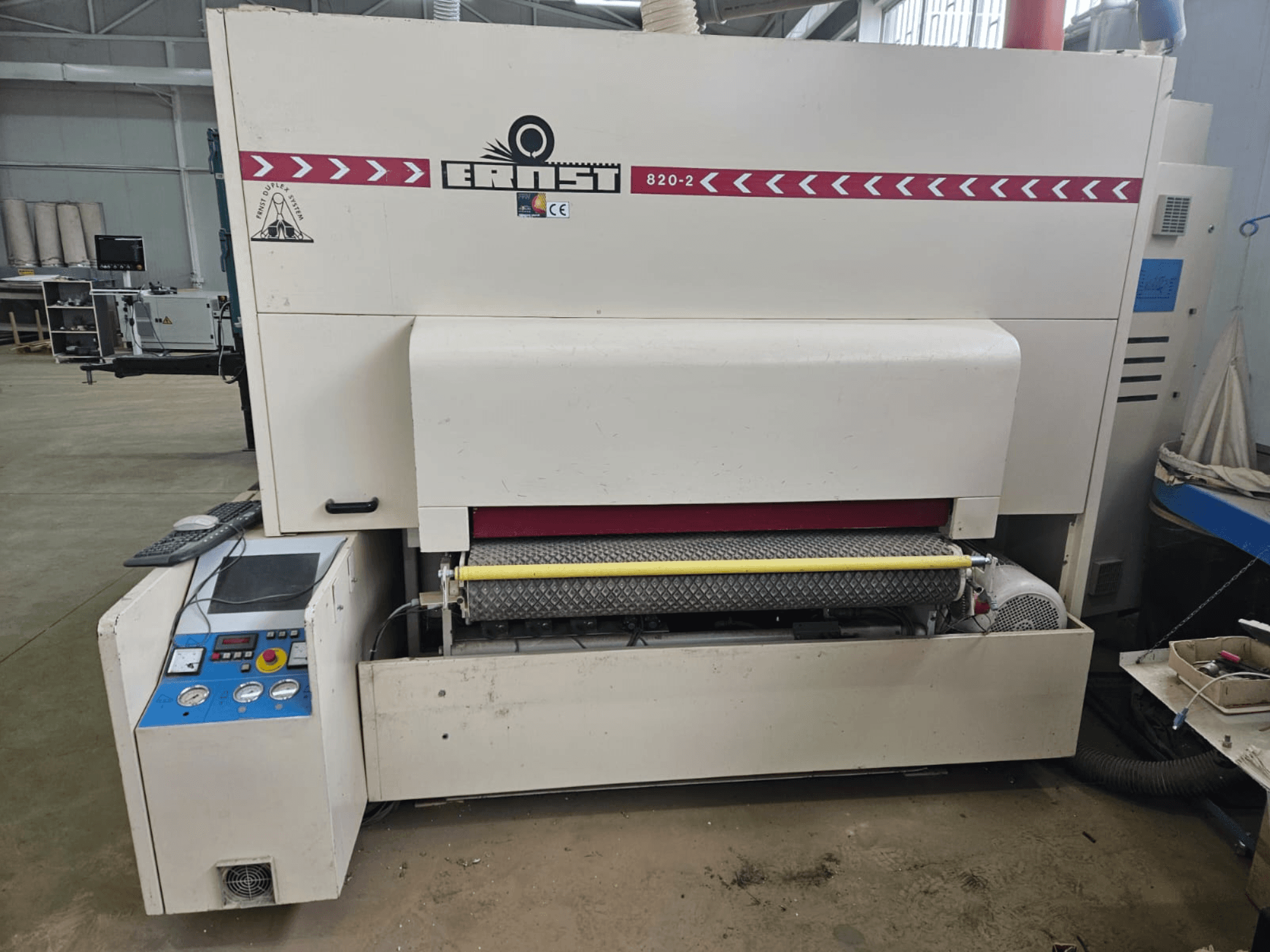 Stroj za obradu drva Ernst 820-2, prednji pogled, s upravljačkom pločom i žutim valjkom na pomicaču.