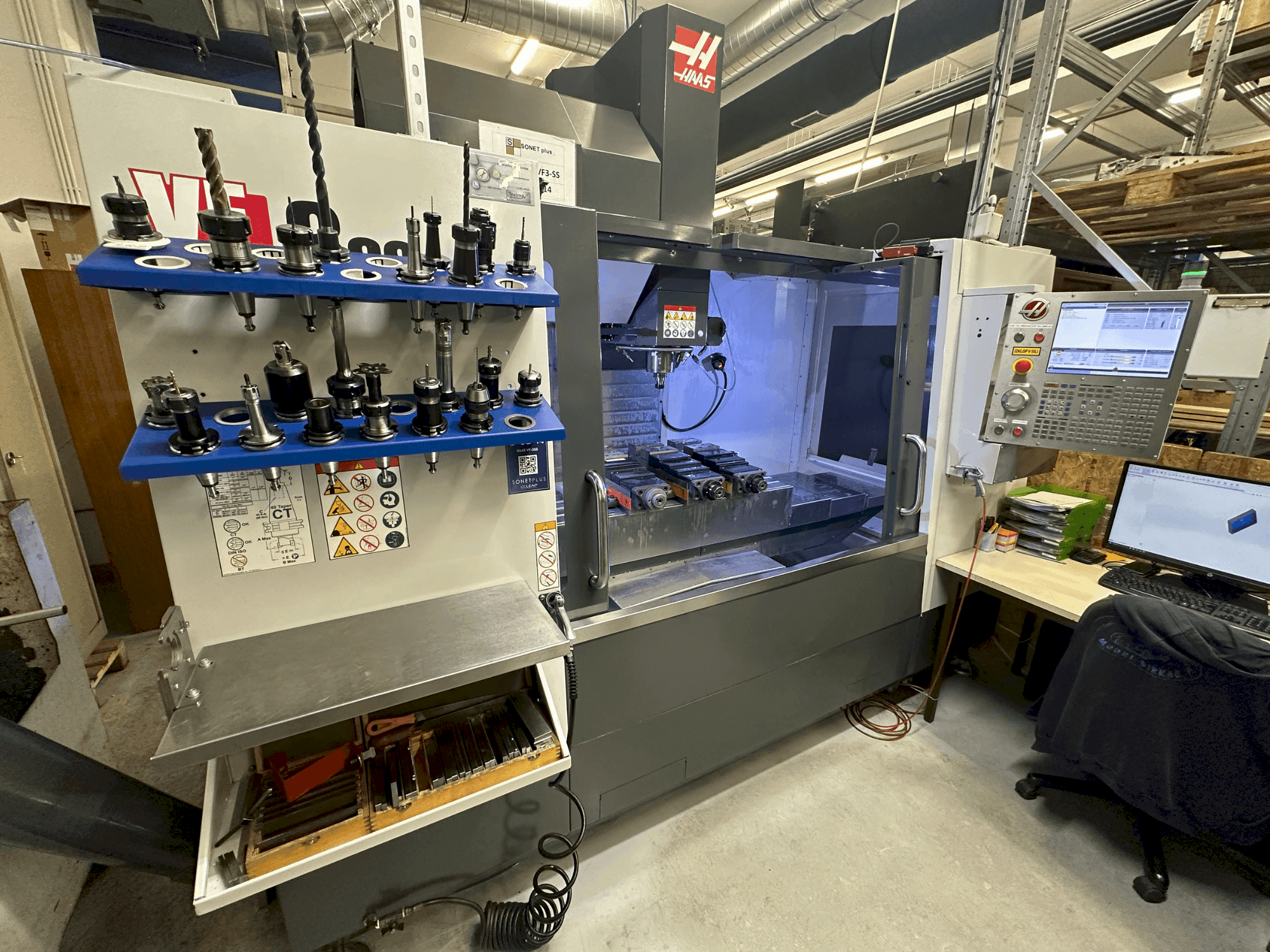 Prikaz stroja HAAS VF-3SS sprijeda