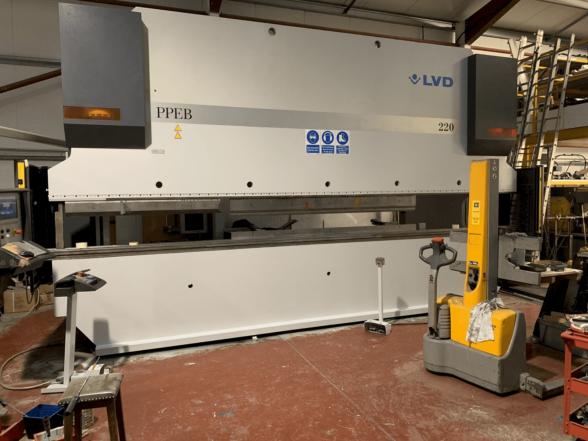 Prikaz stroja LVD PPEB 220/6100 sprijeda