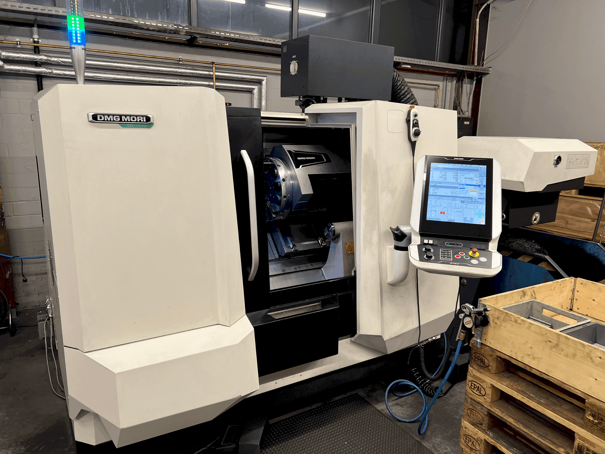 Prikaz stroja DMG MORI CLX 350 V4 sprijeda