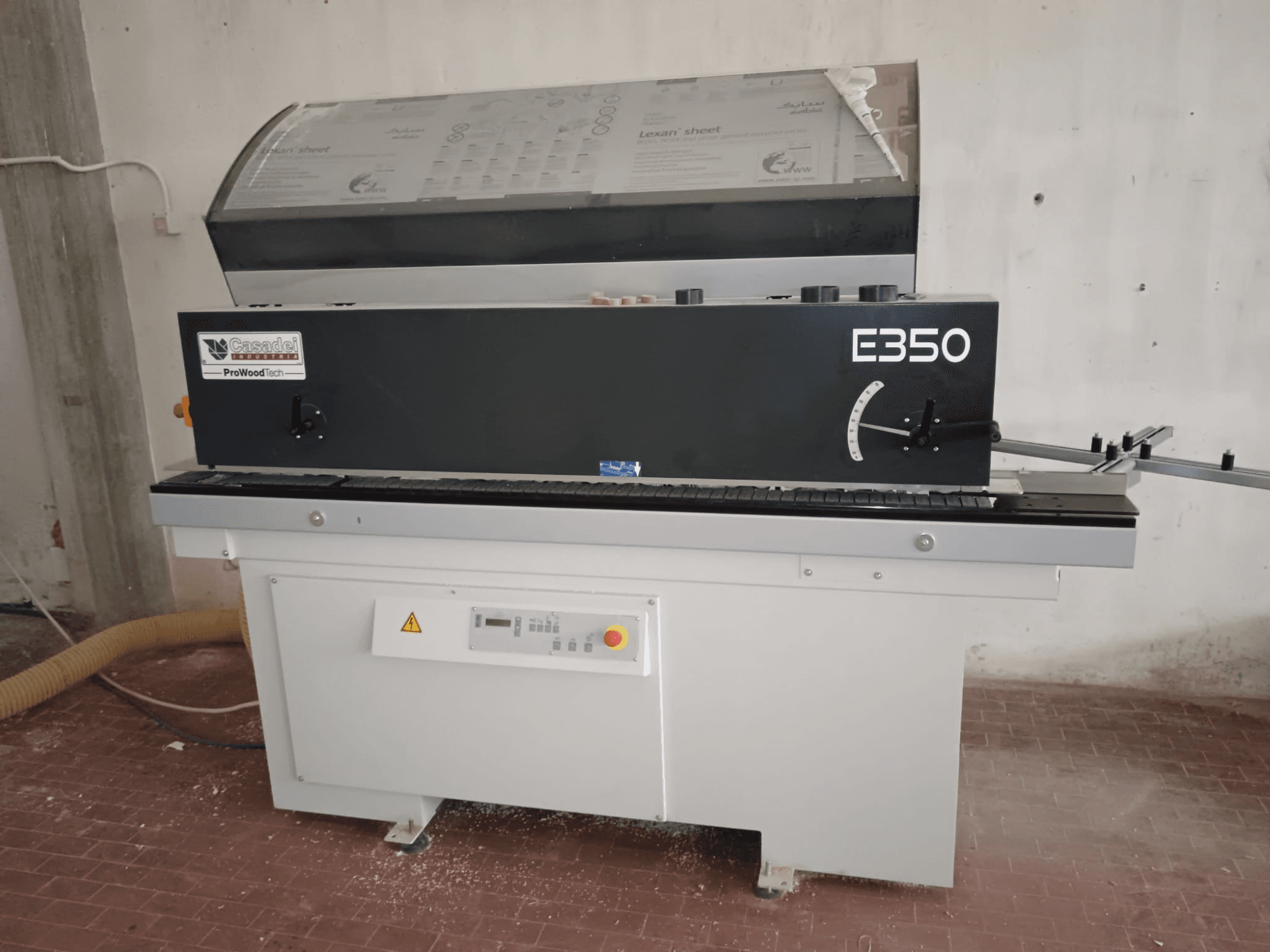 Cesaroli ProWoodtech E350, bočni pogled na stroj za obradu drveta s upravljačkom pločom i nakupinom prašine, postavljen na bijeloj podlozi.