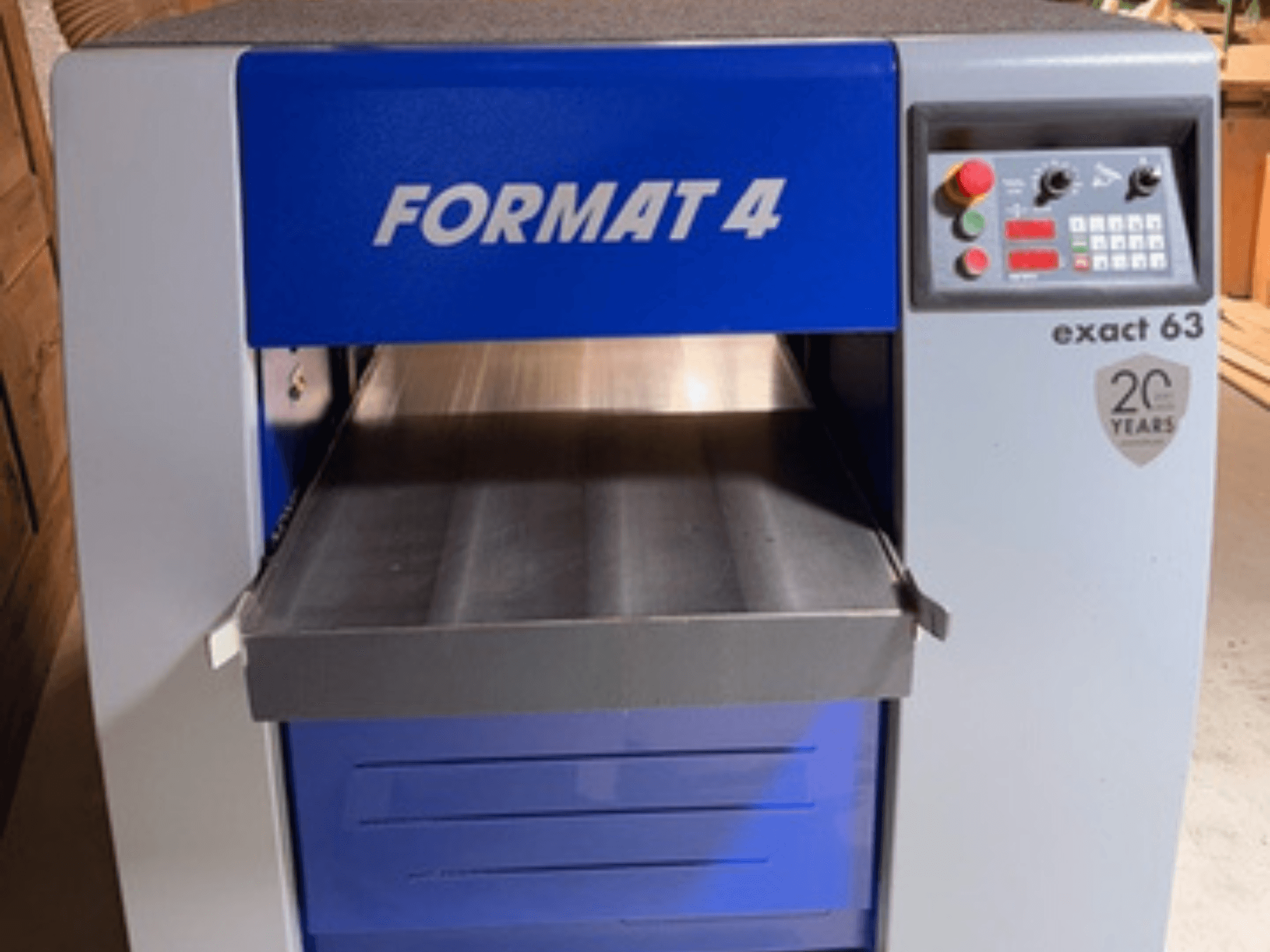 FORMAT 4 Drvena blanjalica Exact 63, prednji pogled, s metalnim stolom za pomicanje i upravljačkom pločom s gumbima i zaslonima.