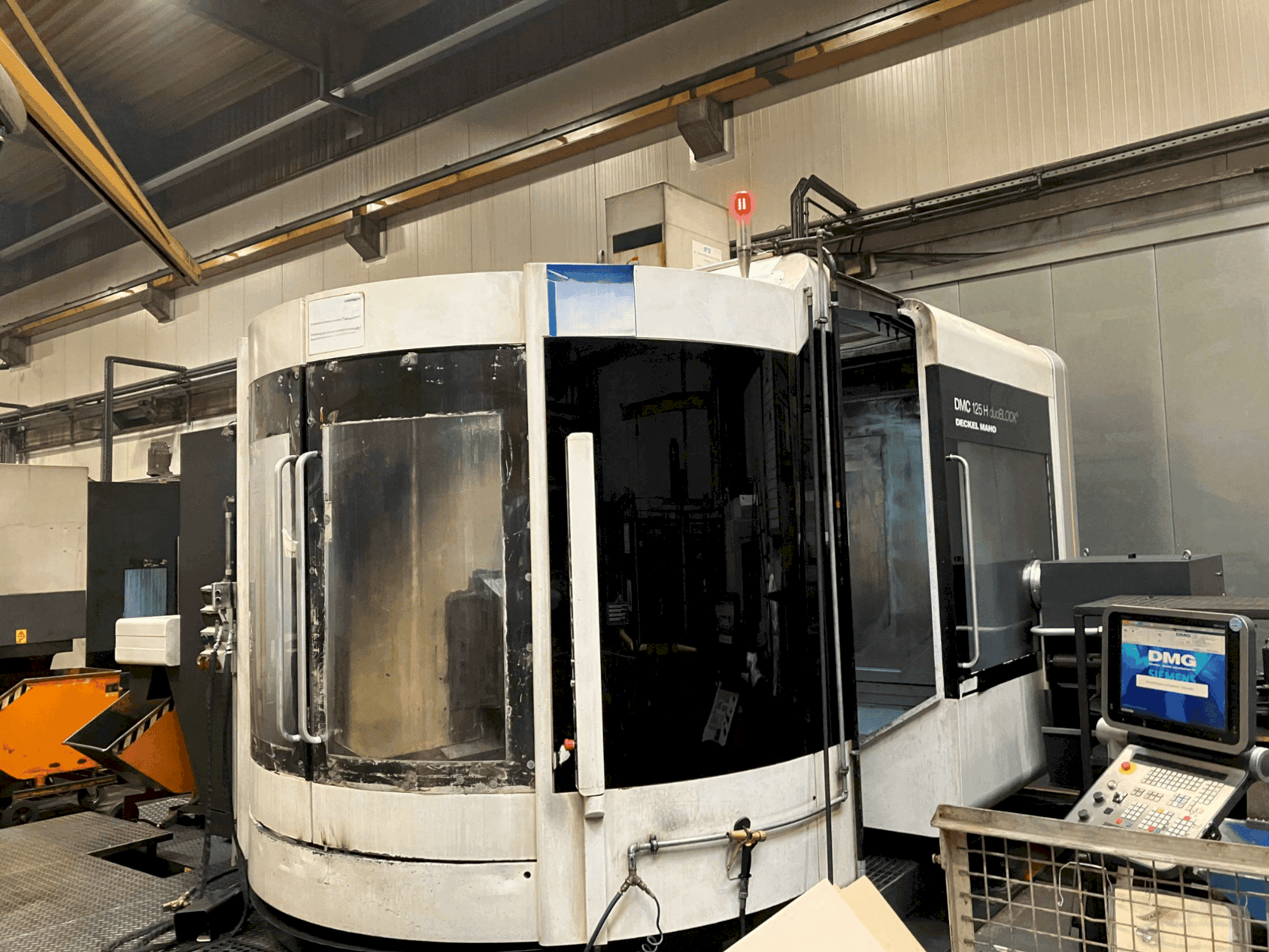 Prikaz stroja DECKEL DMC 125 H duoBlock sprijeda