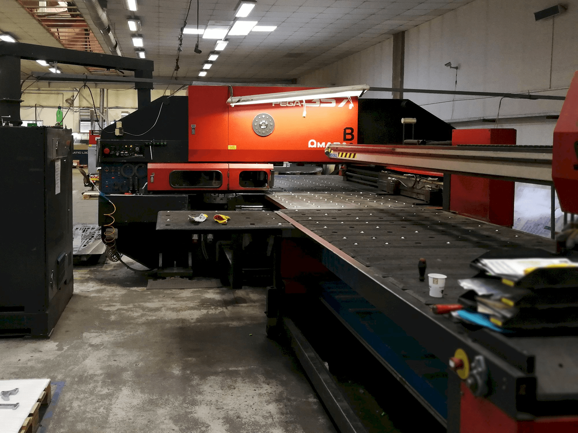 Prikaz stroja AMADA PEGA 357 sprijeda