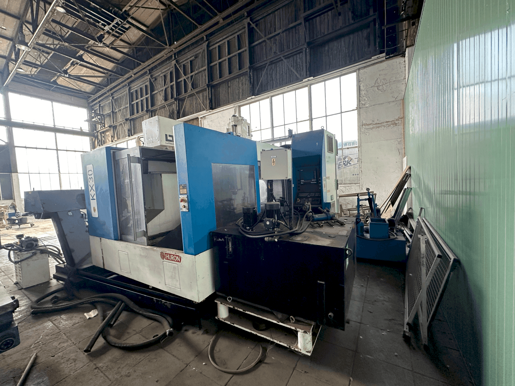 Prikaz stroja Huron KX30 sprijeda